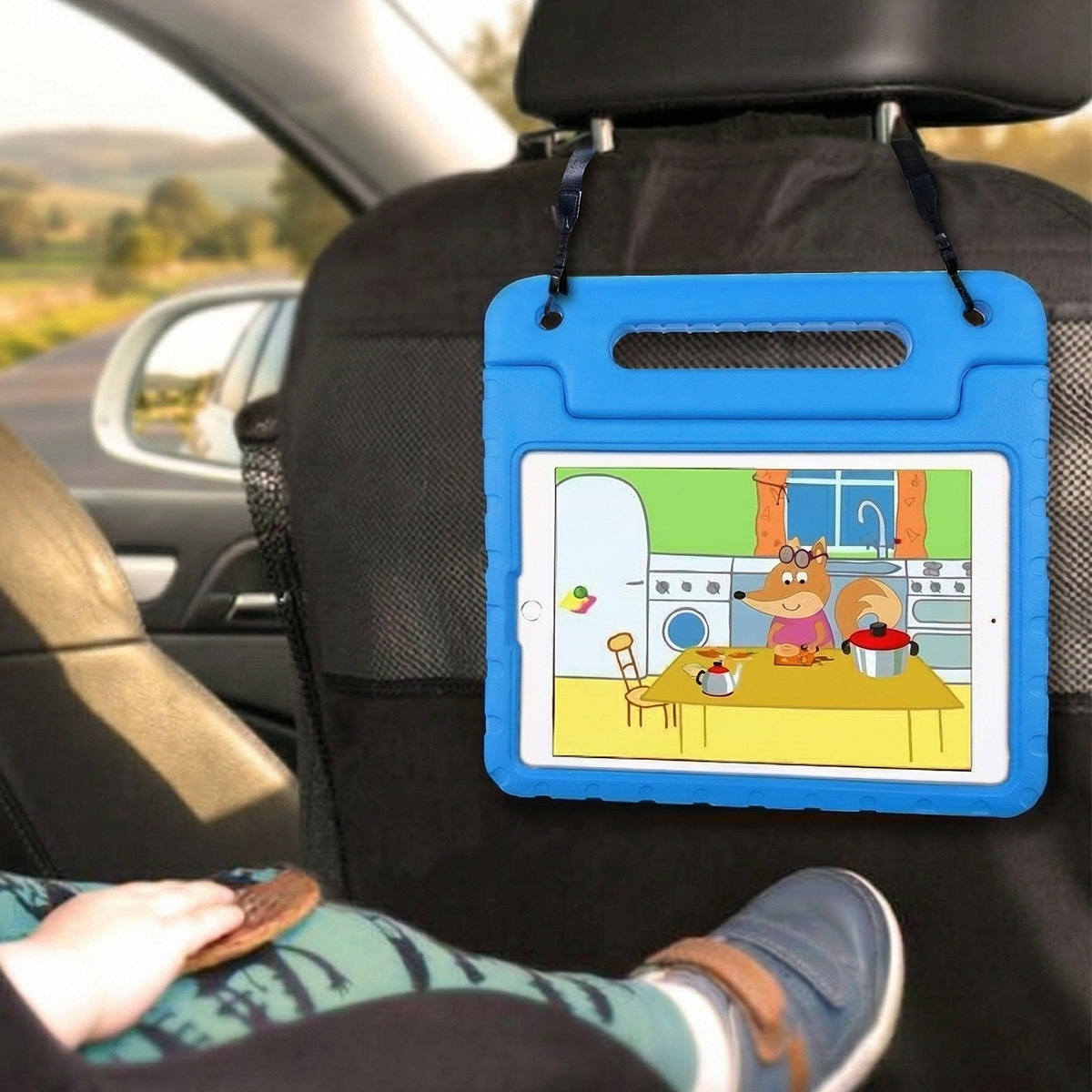 Ein Tablet in einer blauen Hülle hängt an einem Autositz und zeigt einen Cartoon.