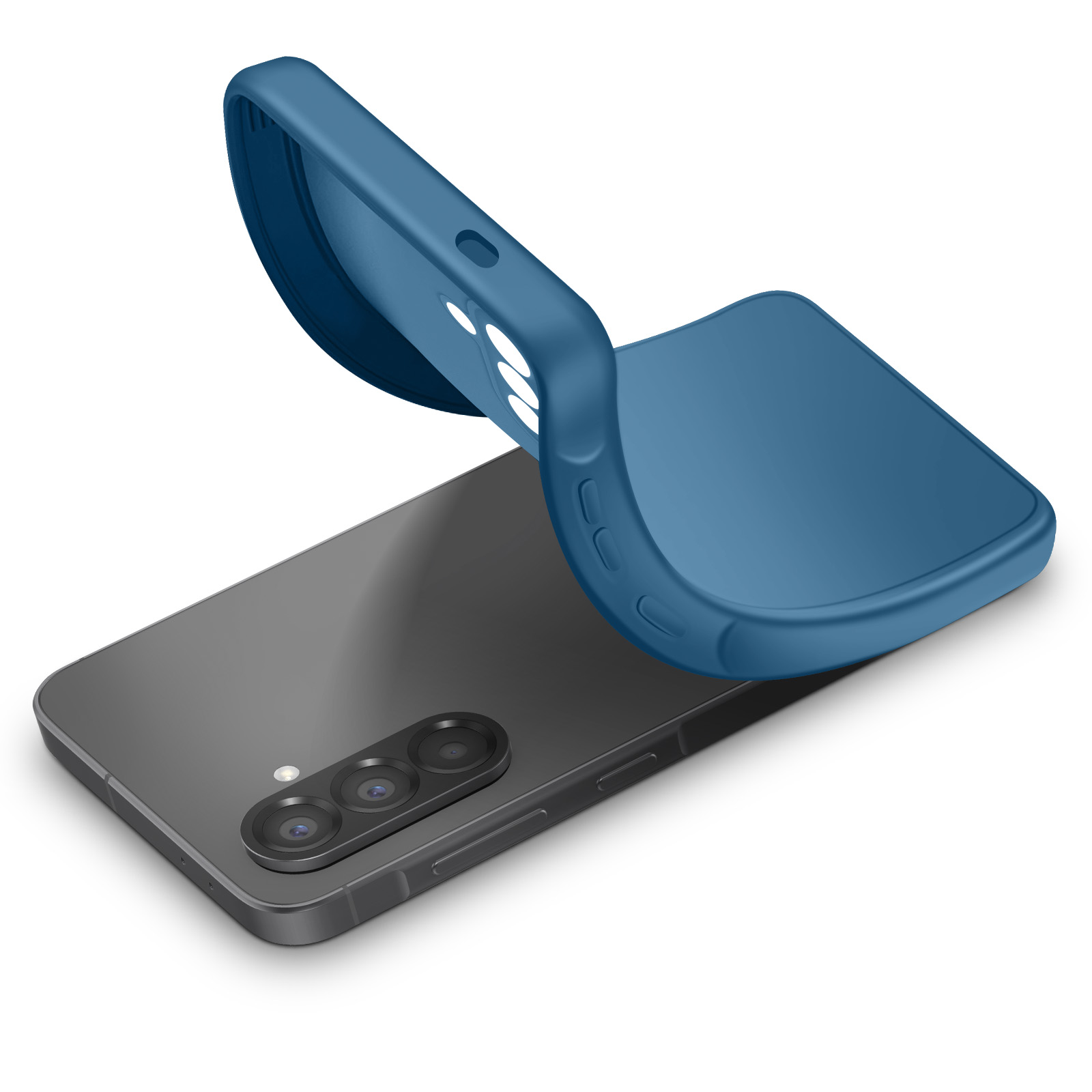 Une coque de téléphone bleue posée sur un smartphone sombre sur une surface blanche.