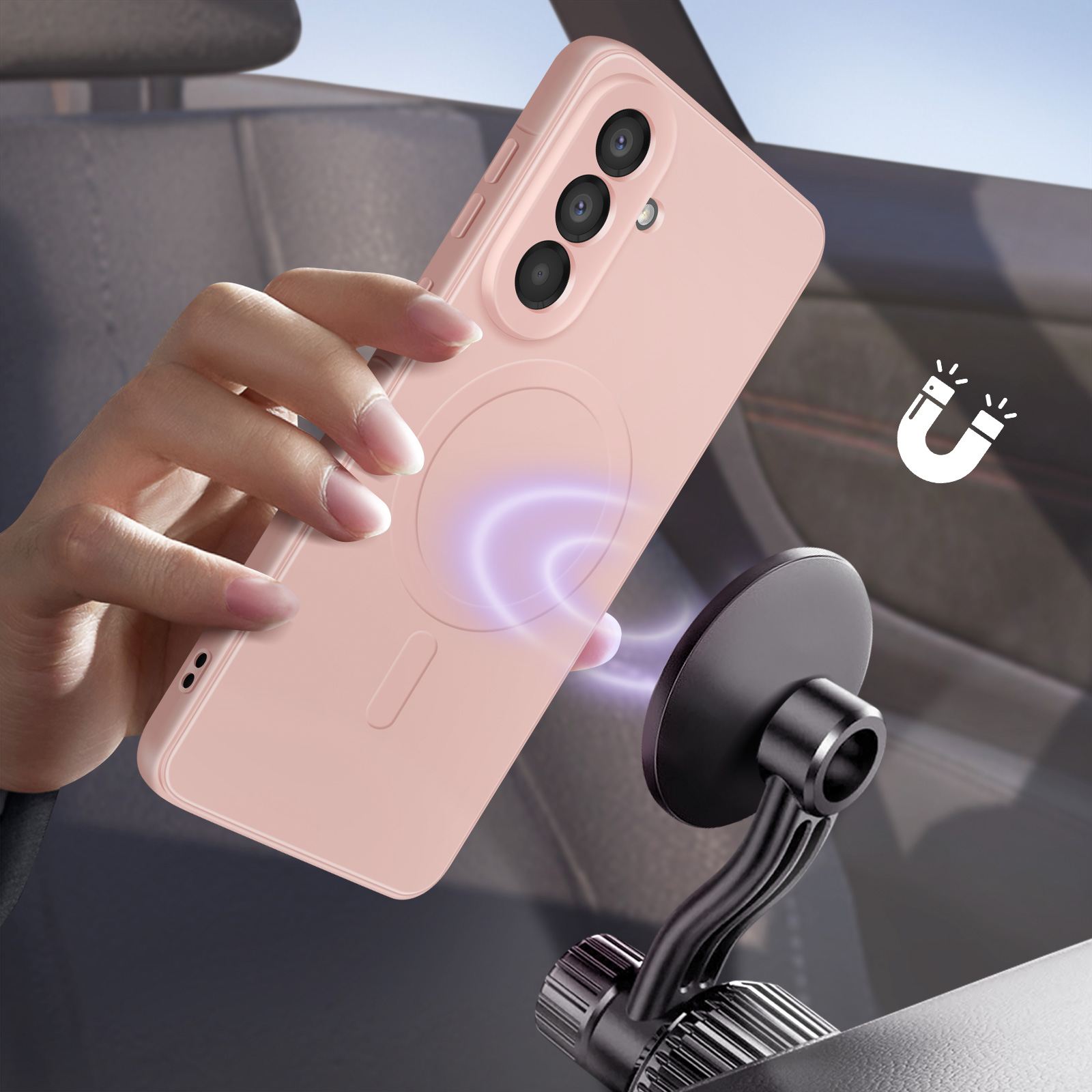 Een hand houdt een roze telefoonhoesje met magneetlogo naast een autohouder.