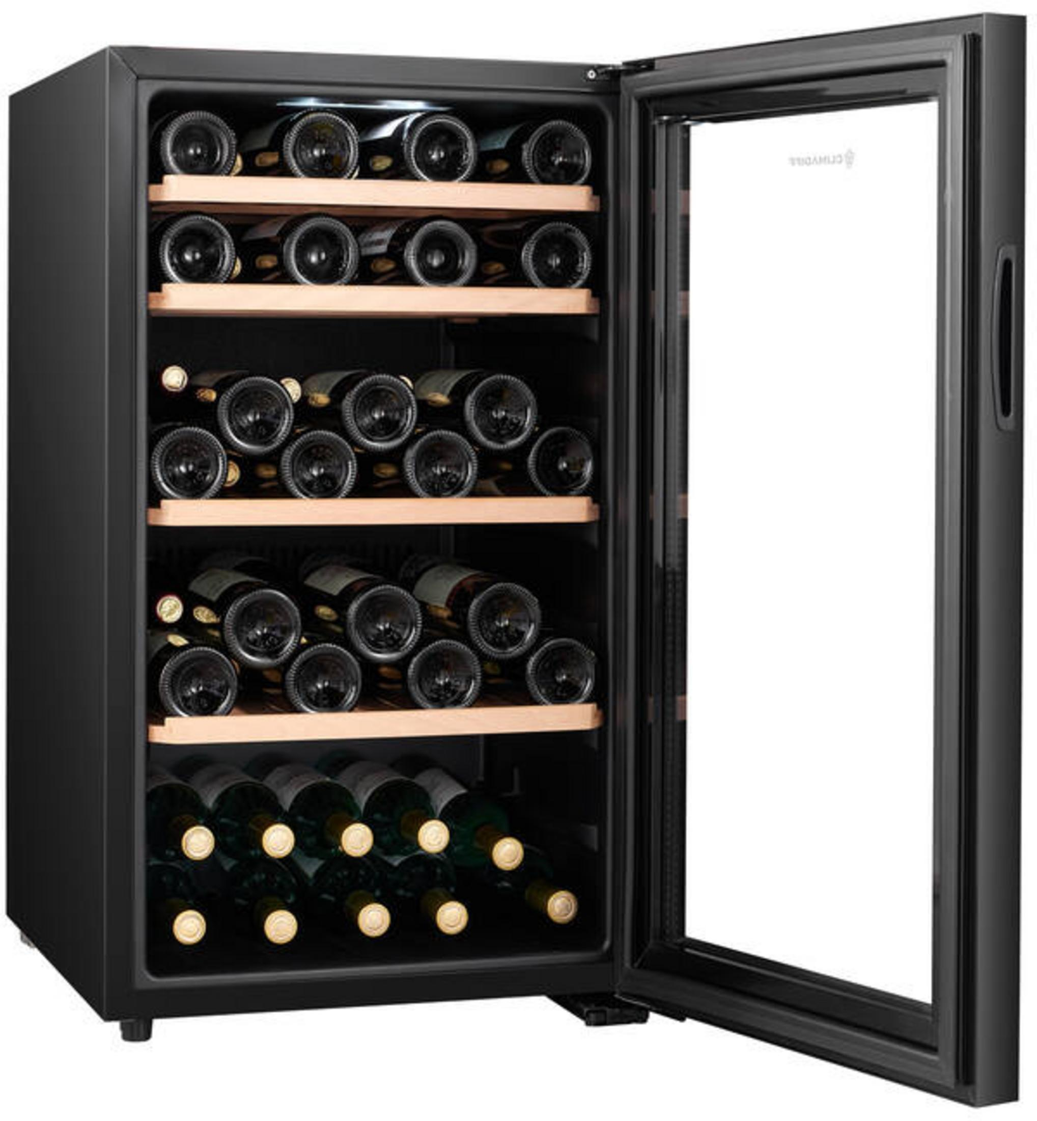 Vinoteca negra con puerta de cristal, llena de botellas de vino en estantes de madera.