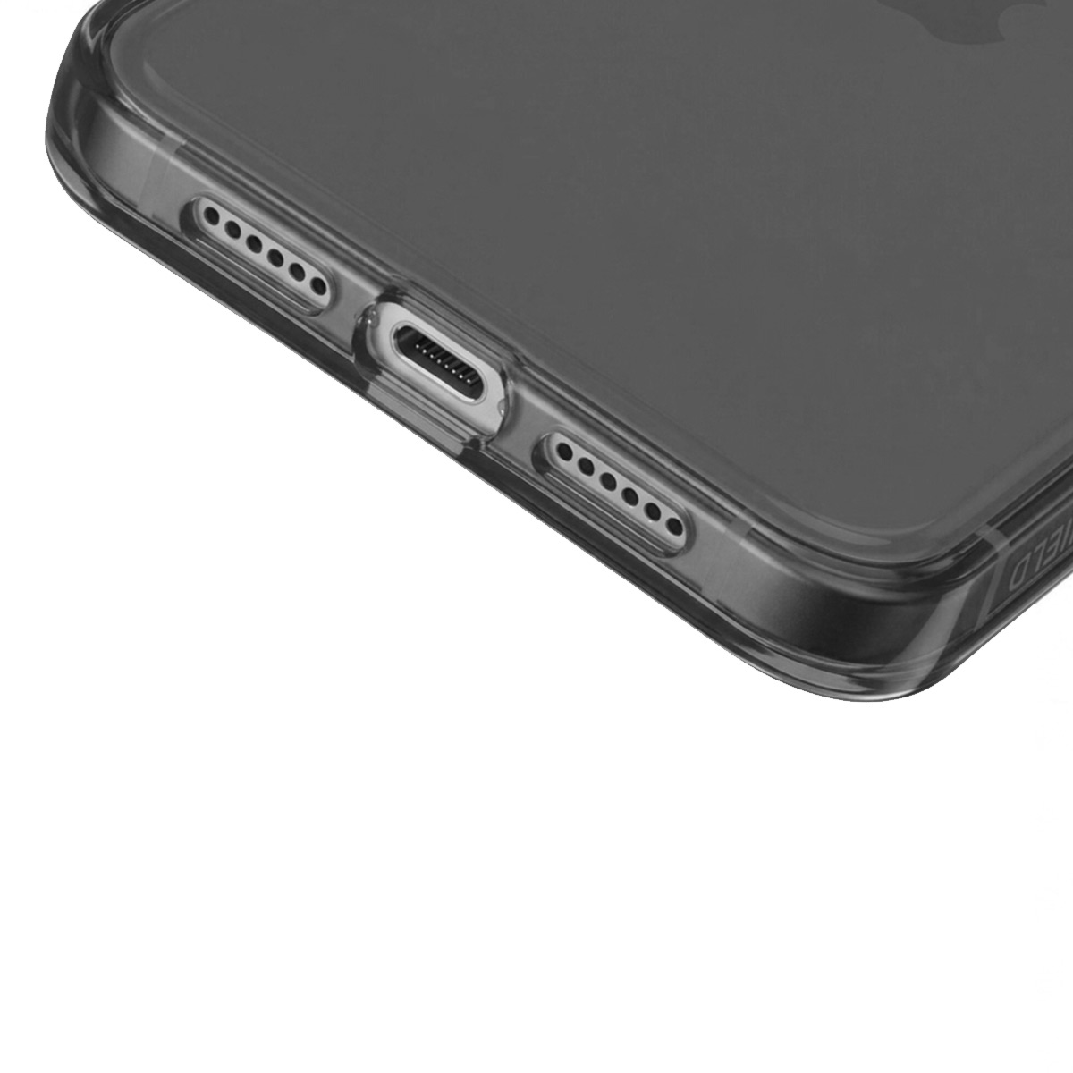 Gros plan du bord inférieur d'une coque de téléphone transparente, montrant les trous des haut-parleurs et le port de chargement.