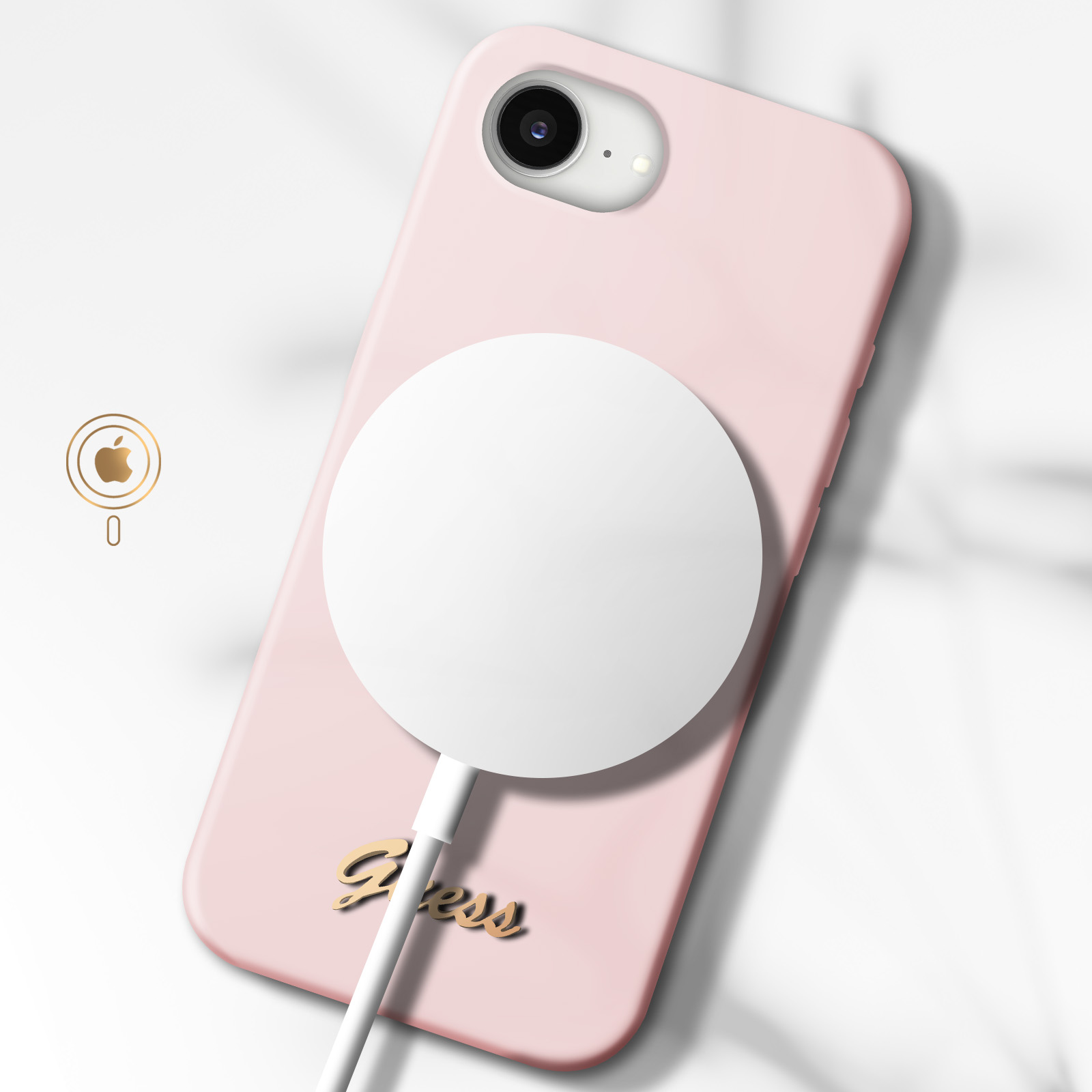 Une coque de téléphone rose avec une plaque de chargement blanche et un câble blanc.