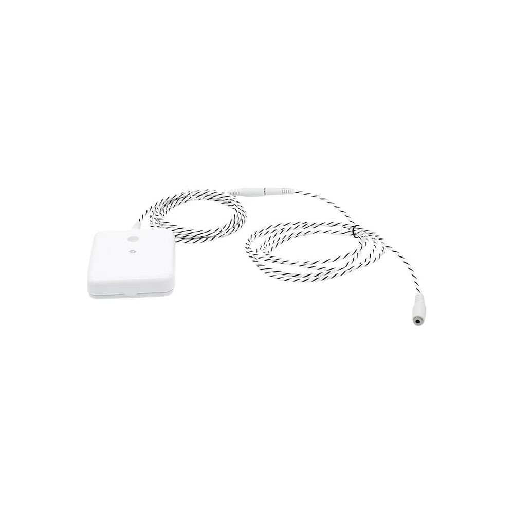 Ein weißes Kästchen mit einem schwarz-weißen Kabel auf weißem Hintergrund.