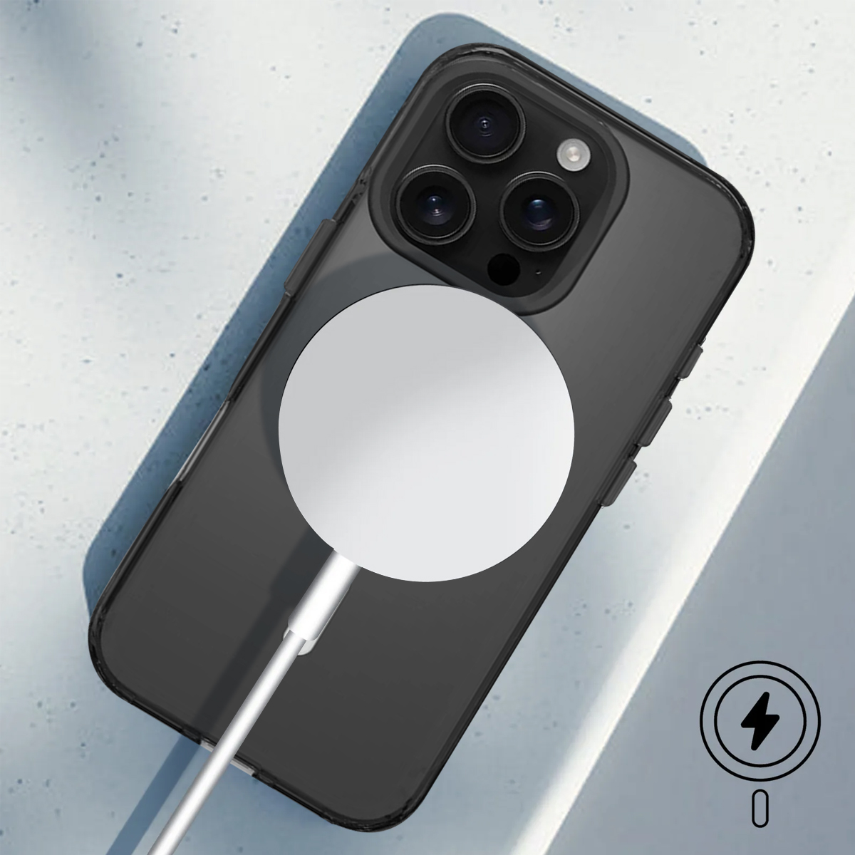 Un iPhone noir avec chargeur et câble MagSafe, chargeant avec une icône d'éclair à 0%.