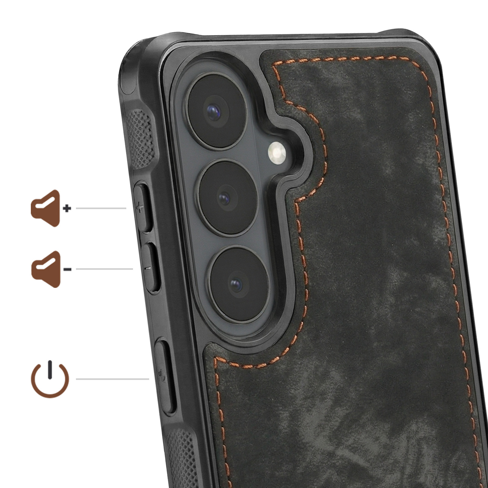 Primer plano de funda de móvil negra con tres cámaras y costuras.