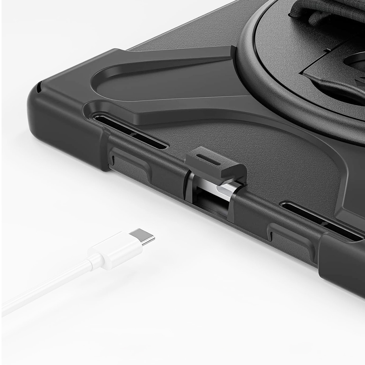 Ein weißes USB-C-Kabel liegt neben einer schwarzen Schutzhülle.