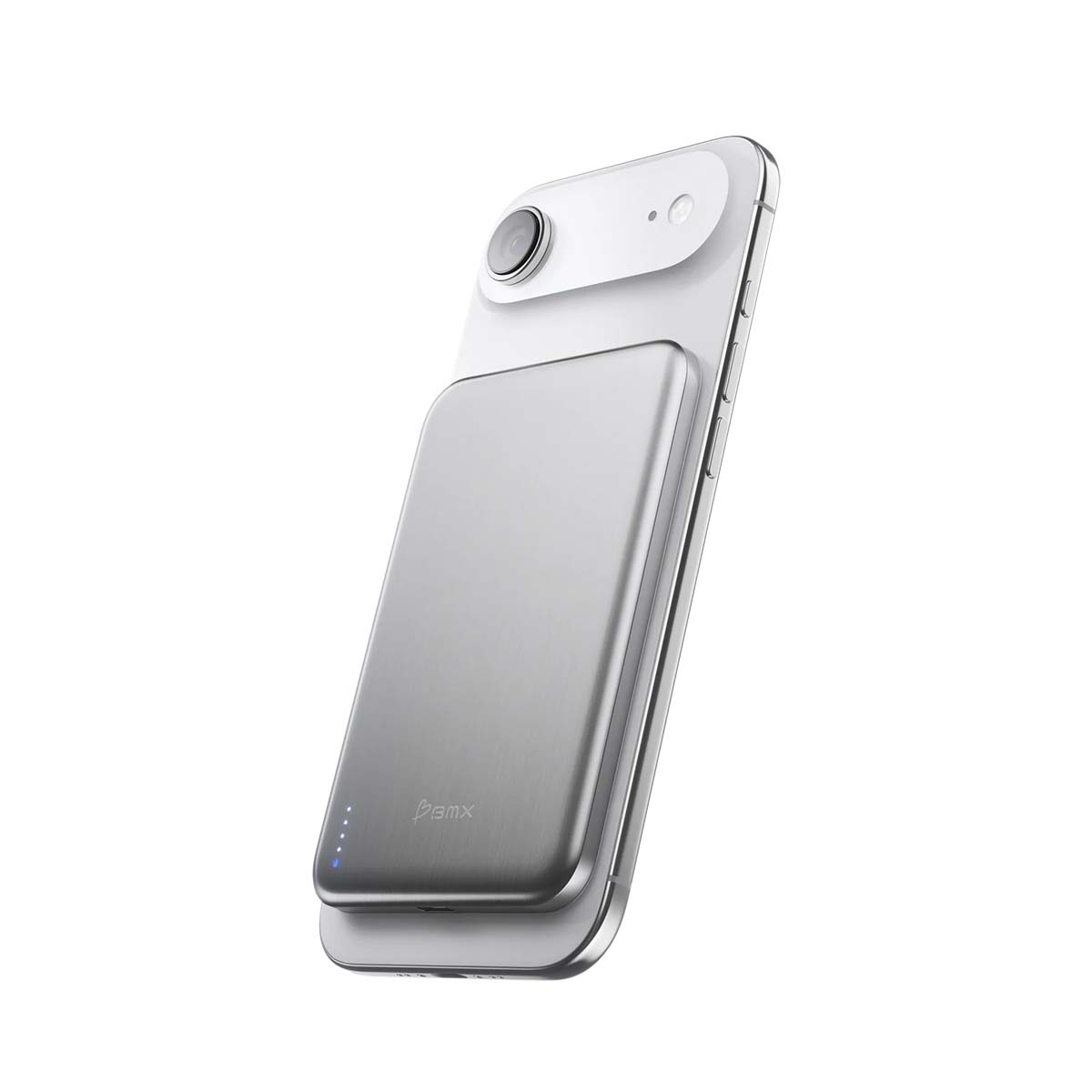 Ein silbernes Handy mit einer daran befestigten Powerbank, weißer Hintergrund.