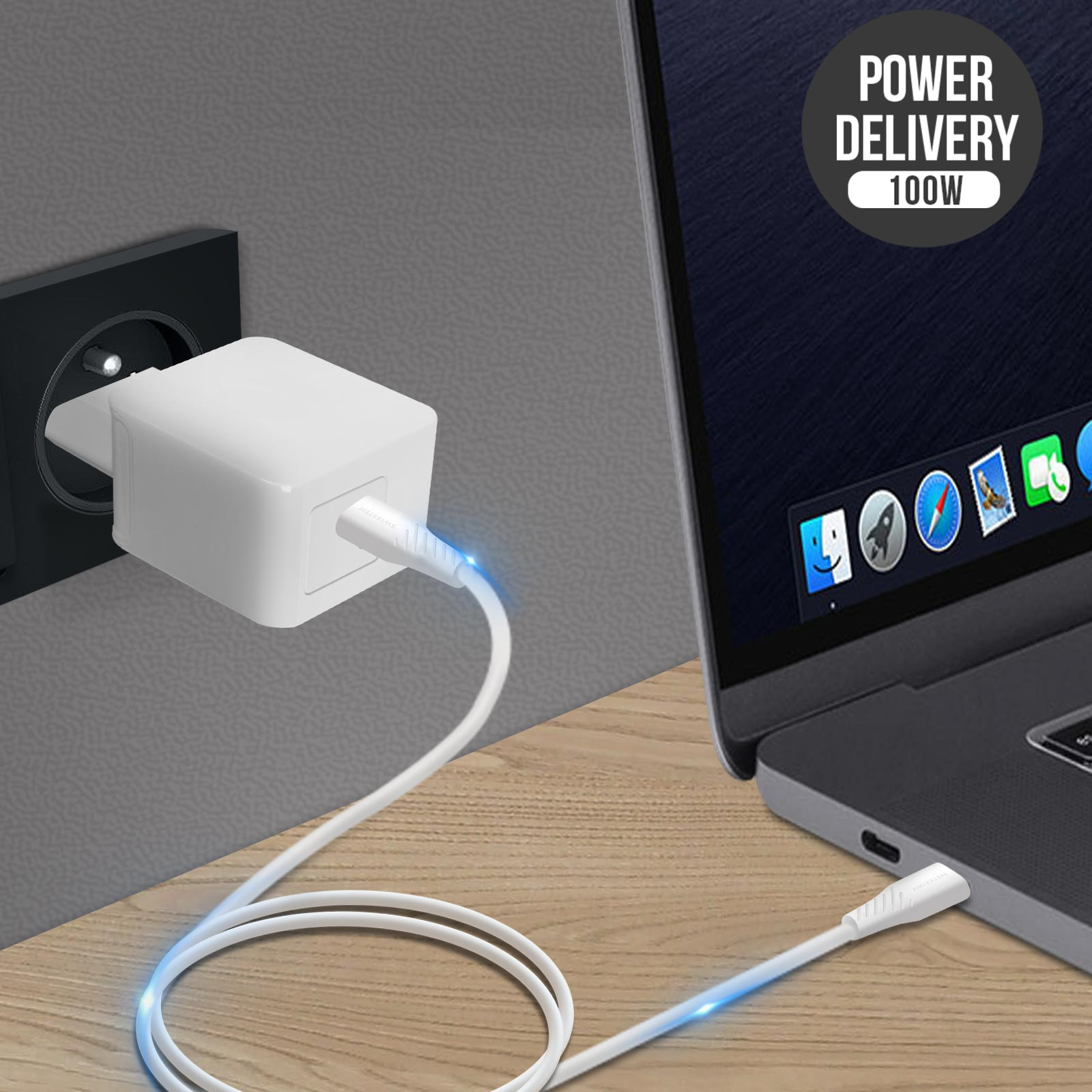 Un adaptateur secteur blanc est branché à une prise, chargeant un ordinateur portable.