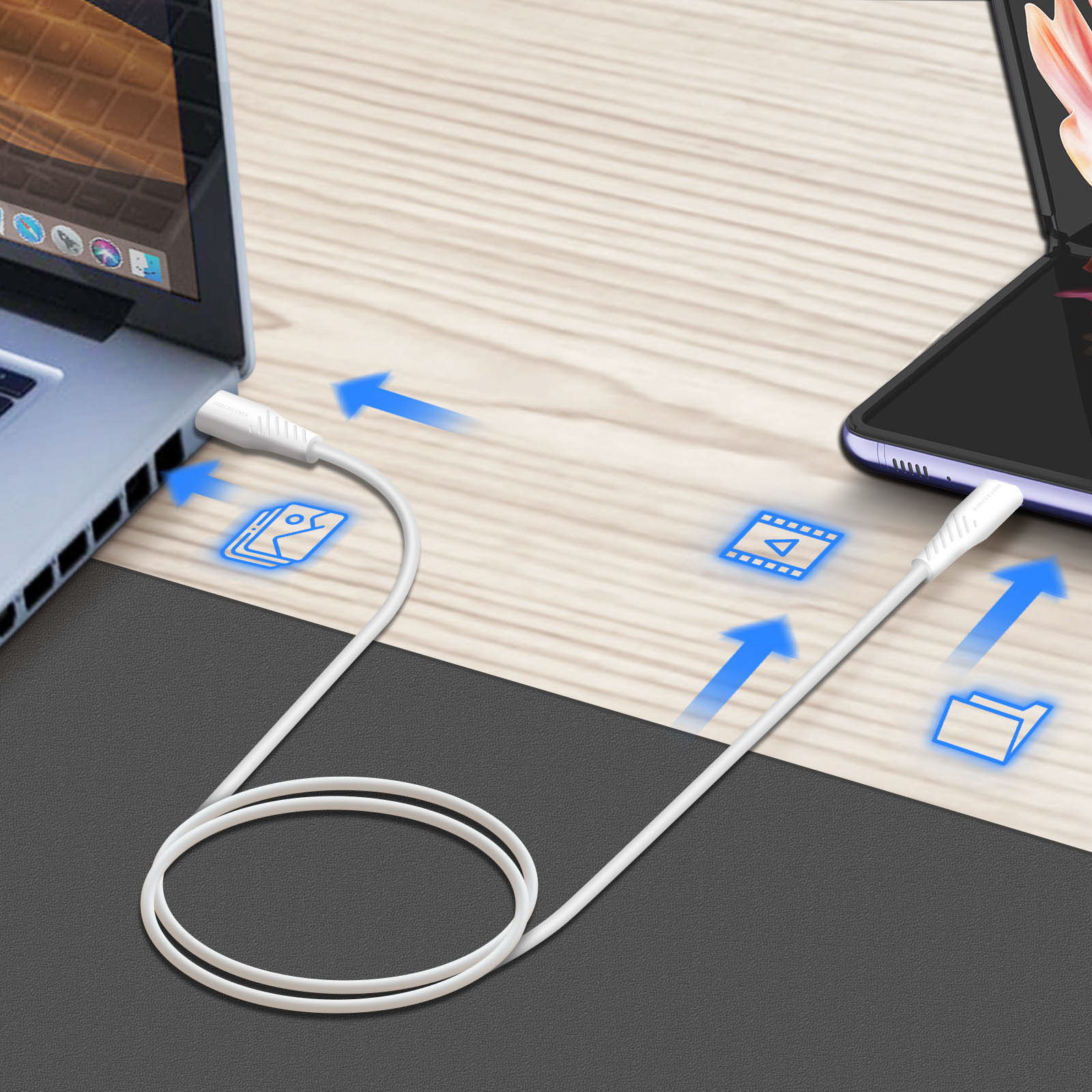 Un câble blanc relie un ordinateur portable à un téléphone. Des flèches indiquent le transfert de données.