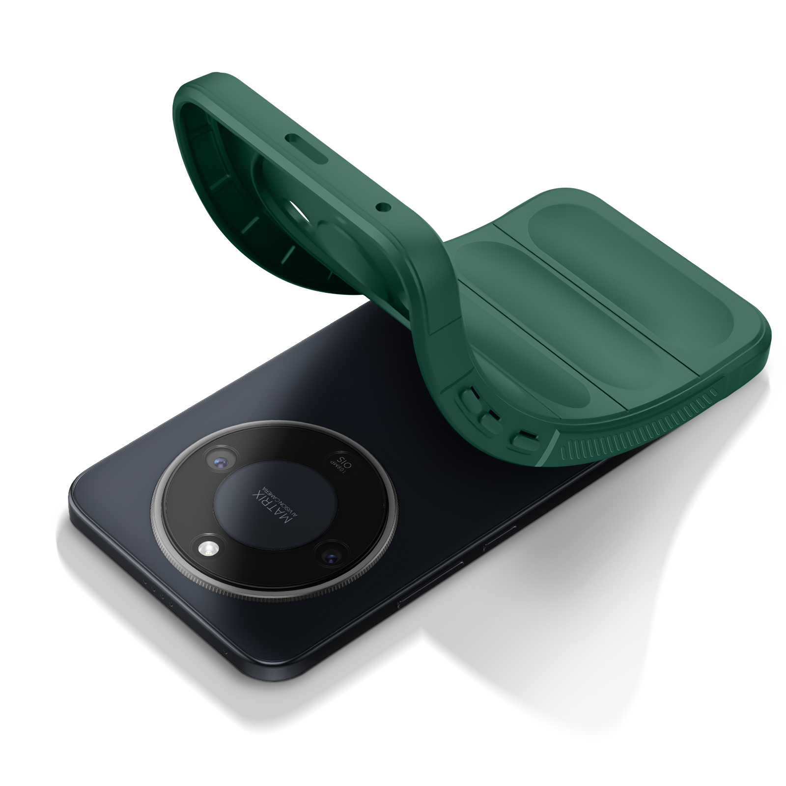 Coque de téléphone vert foncé s'arquant sur un smartphone sombre.