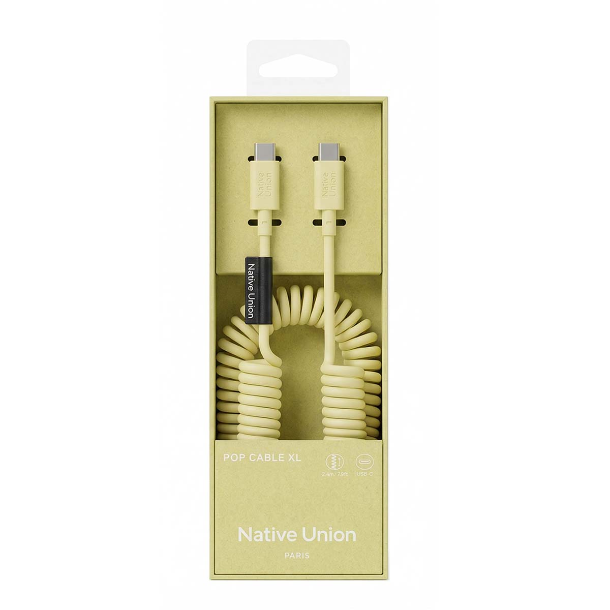 Un câble USB-C jaune clair torsadé, présenté dans un emballage assorti.