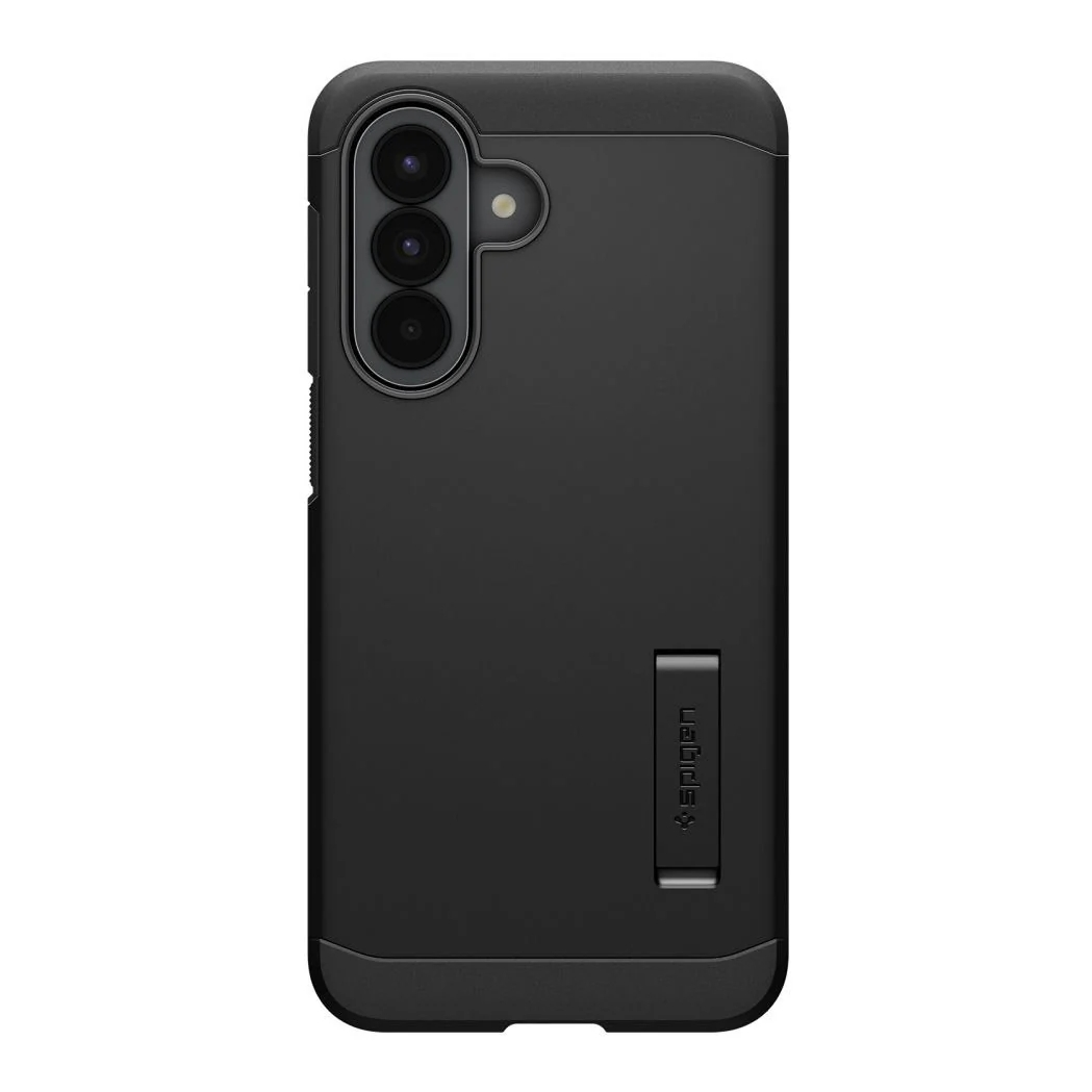 Zwarte telefoonhoes met uitsparing voor drievoudige camera en standaard aan de achterkant.