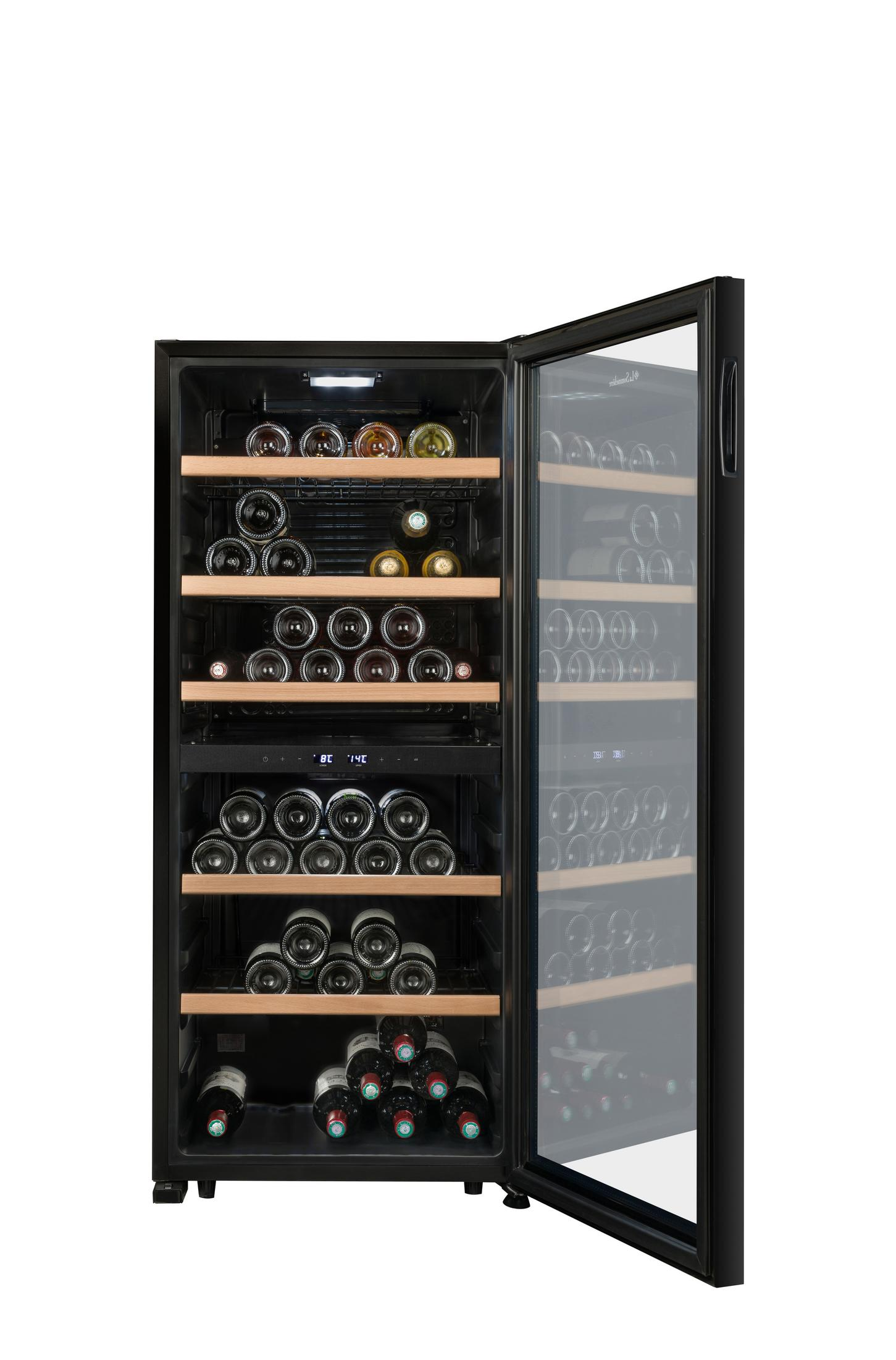 Un enfriador de vino abierto con múltiples estantes de madera llenos de botellas de vino.