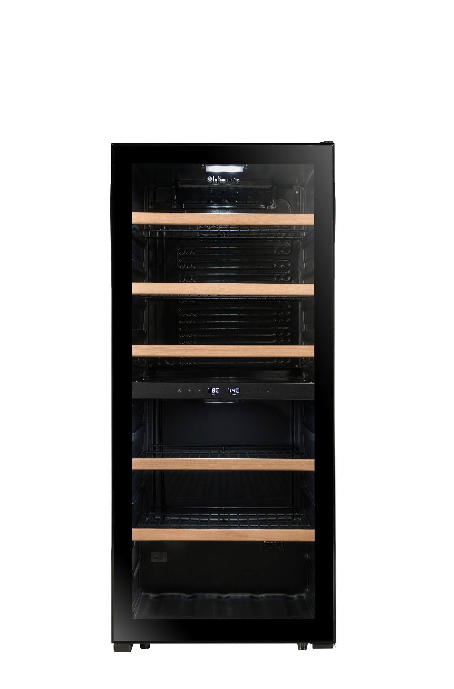 Una moderna vinoteca con puerta de cristal y estantes de madera.