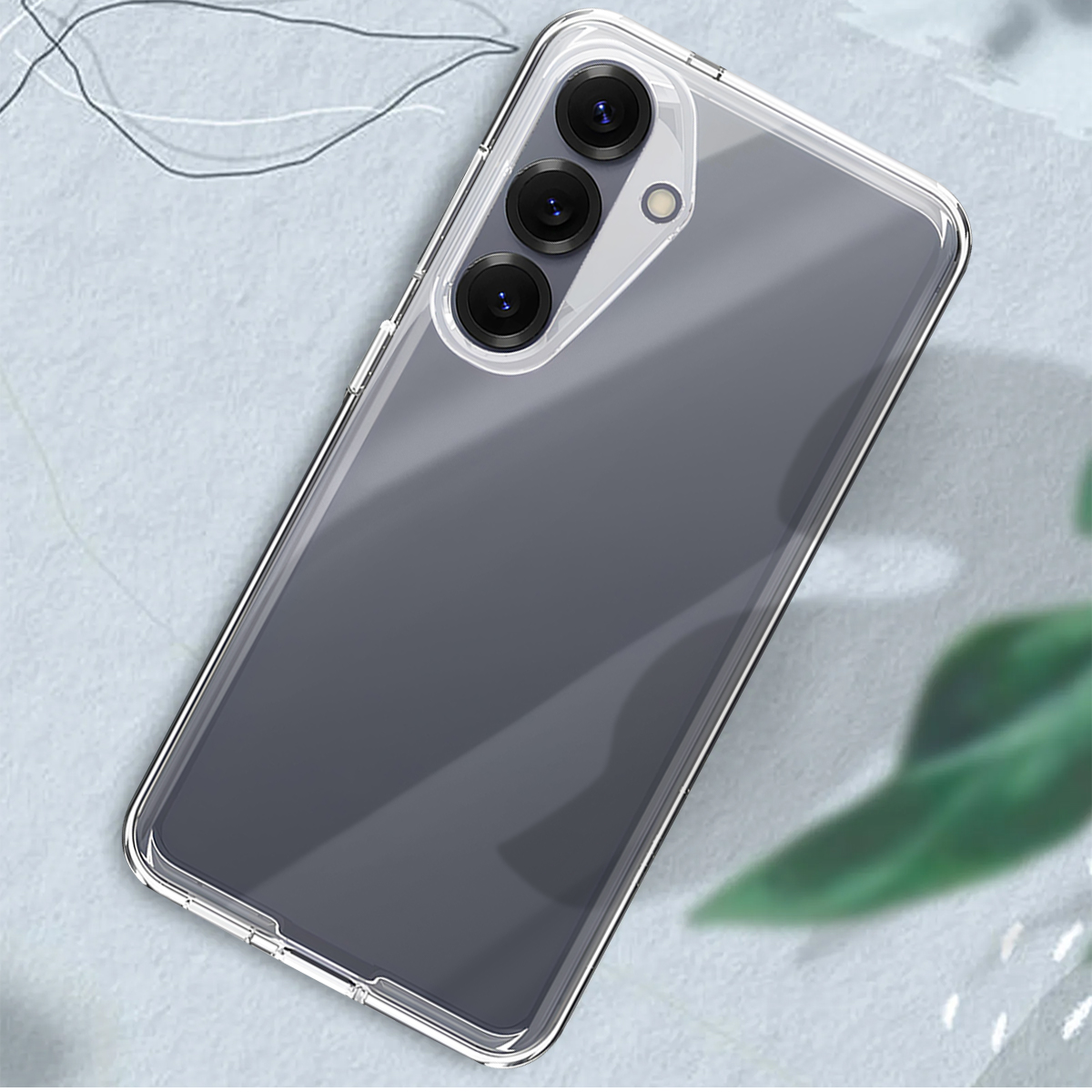 Een doorzichtige telefoonhoes met drie camera's op een patroon achtergrond.