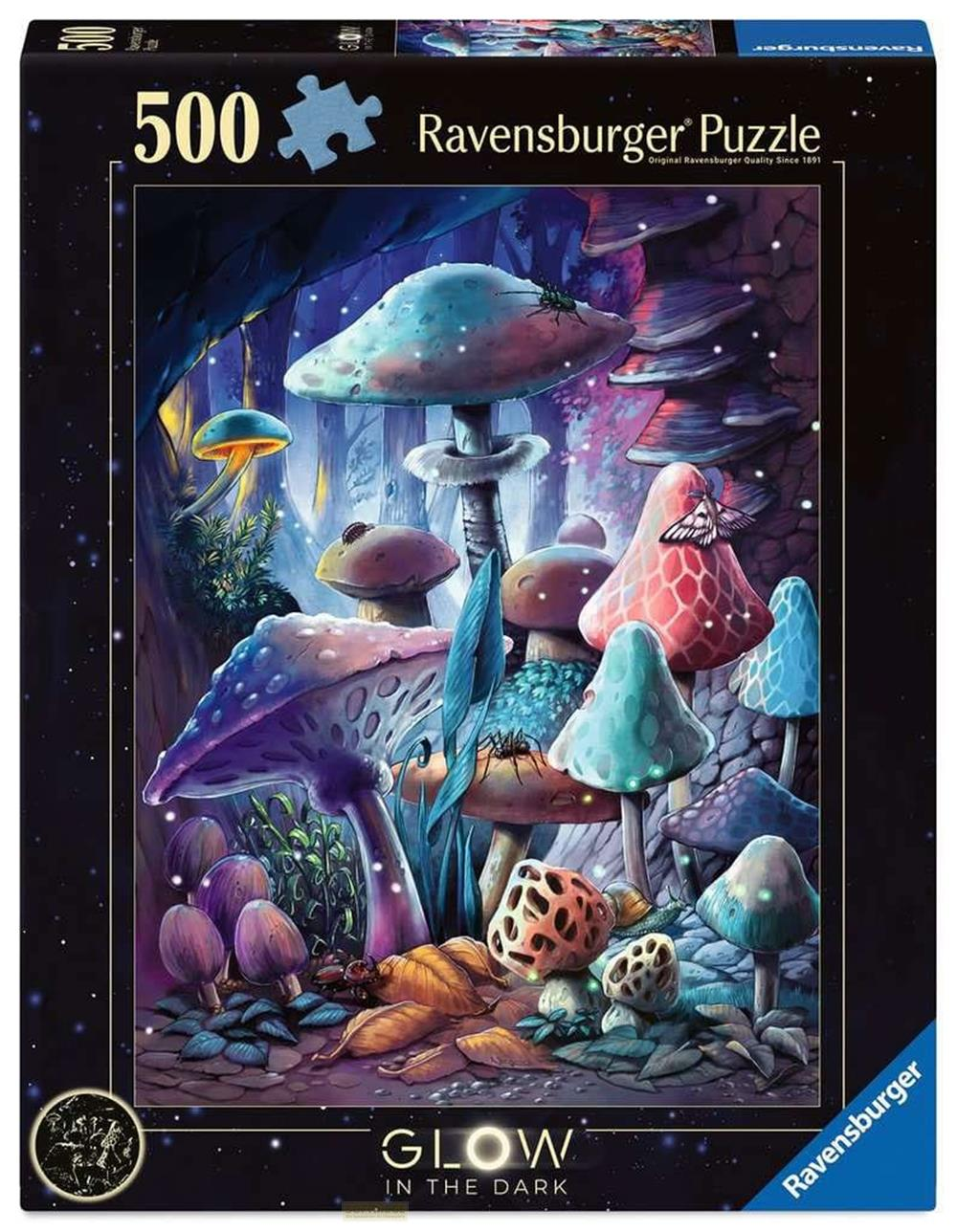 Funghi luminosi in una foresta oscura con insetti e farfalle.