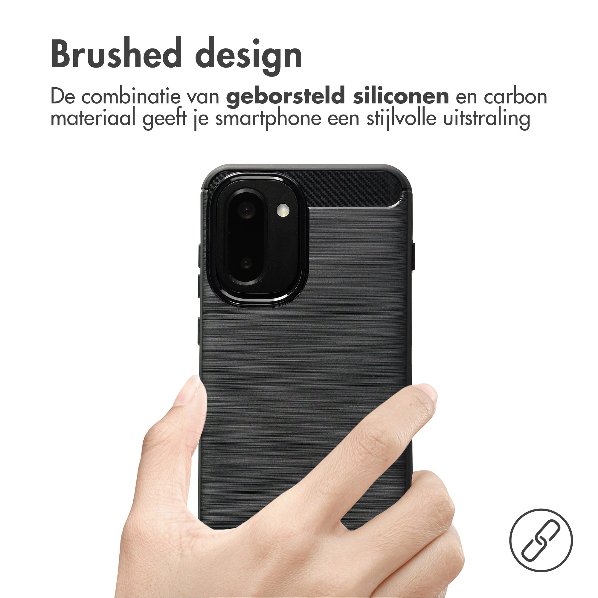 Une main tient un étui de téléphone noir au design brossé.
