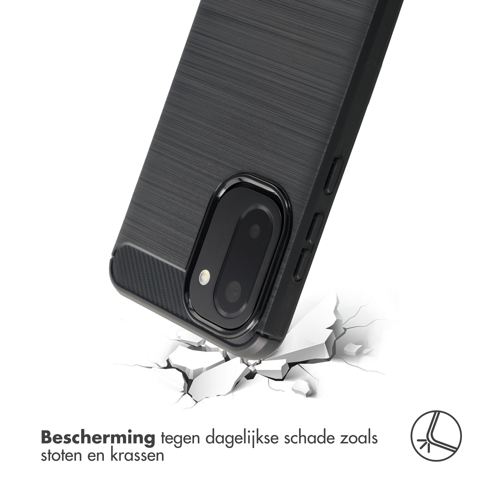 Coque de téléphone noire avec protection caméra tombant sur sol fissuré.