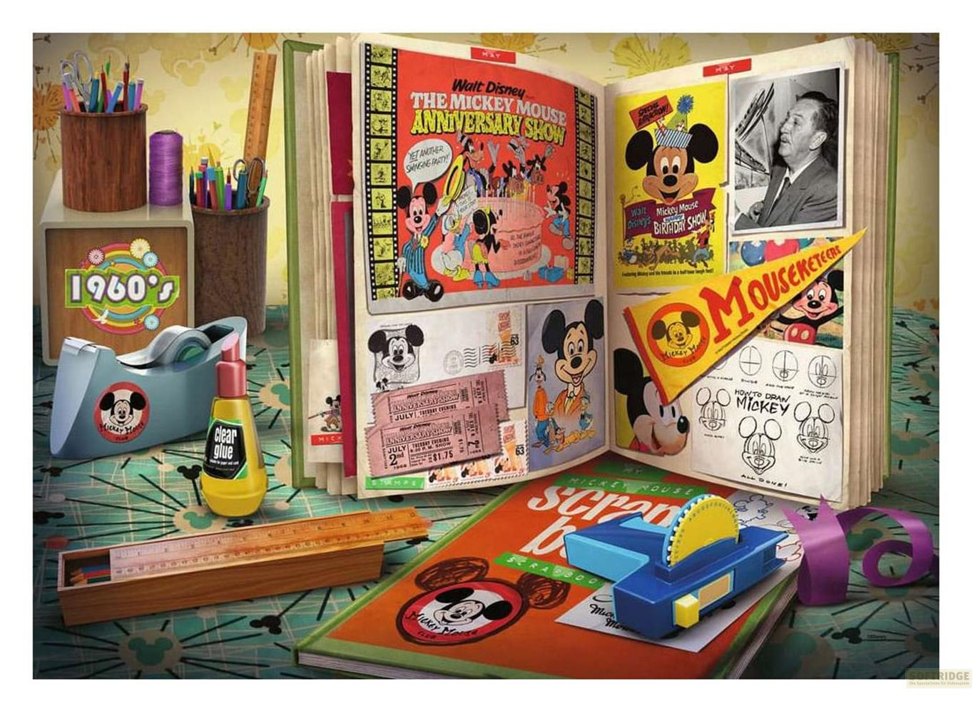 Album di ritagli di Topolino con cimeli vintage, forniture artistiche e decorazioni anni '60.