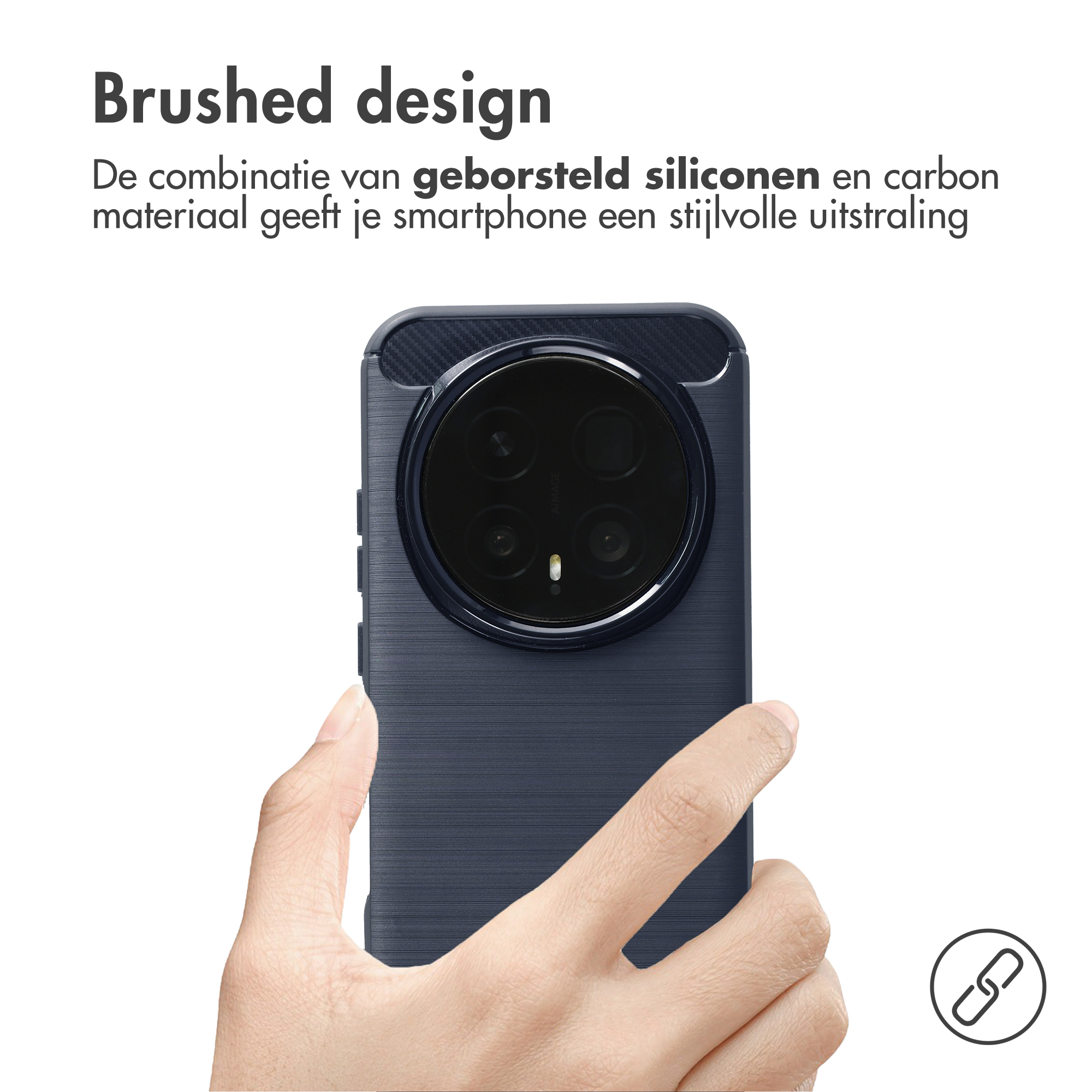 Een hand houdt een donkerblauwe telefoon met geborsteld design vast.