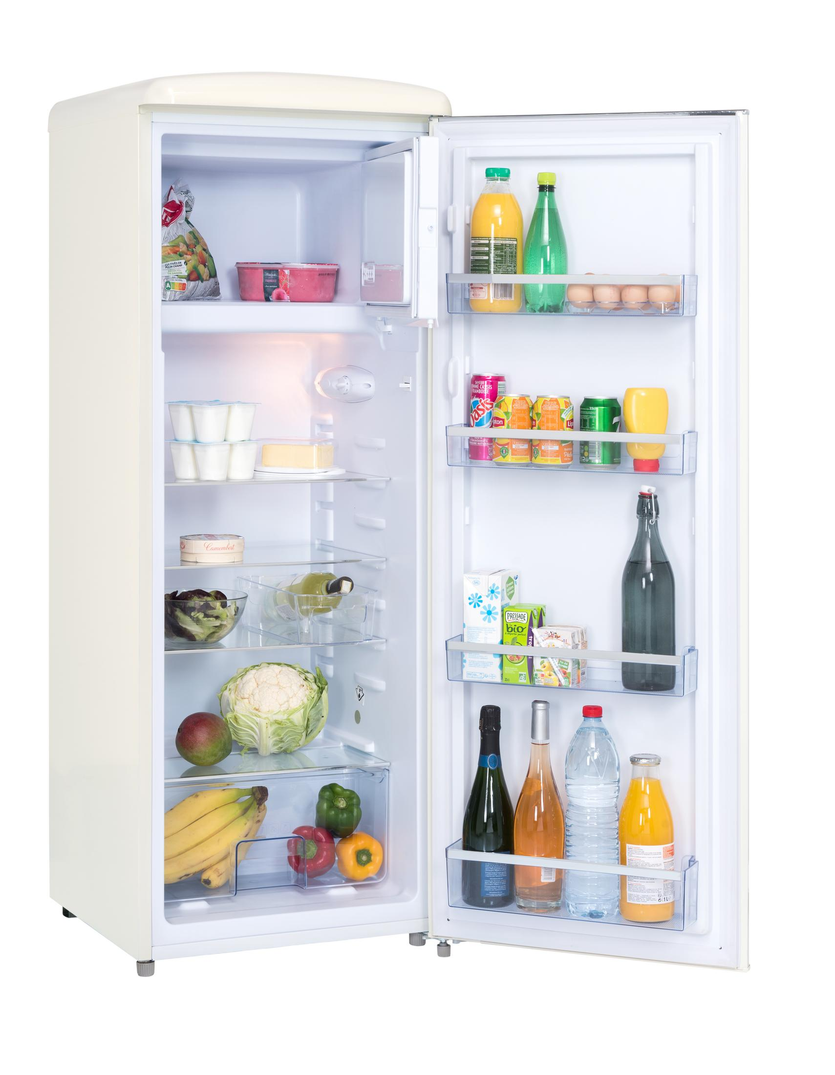 Ein offener weißer Kühlschrank mit Lebensmitteln: Obst, Gemüse, Getränke, Eier und Milchprodukte.