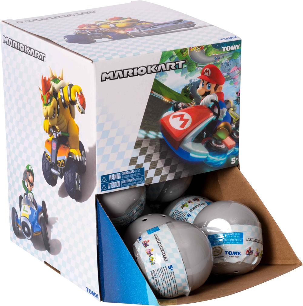 Una caja de exhibición de Mario Kart con Bowser y Luigi en karts. Varios huevos sorpresa en su interior.