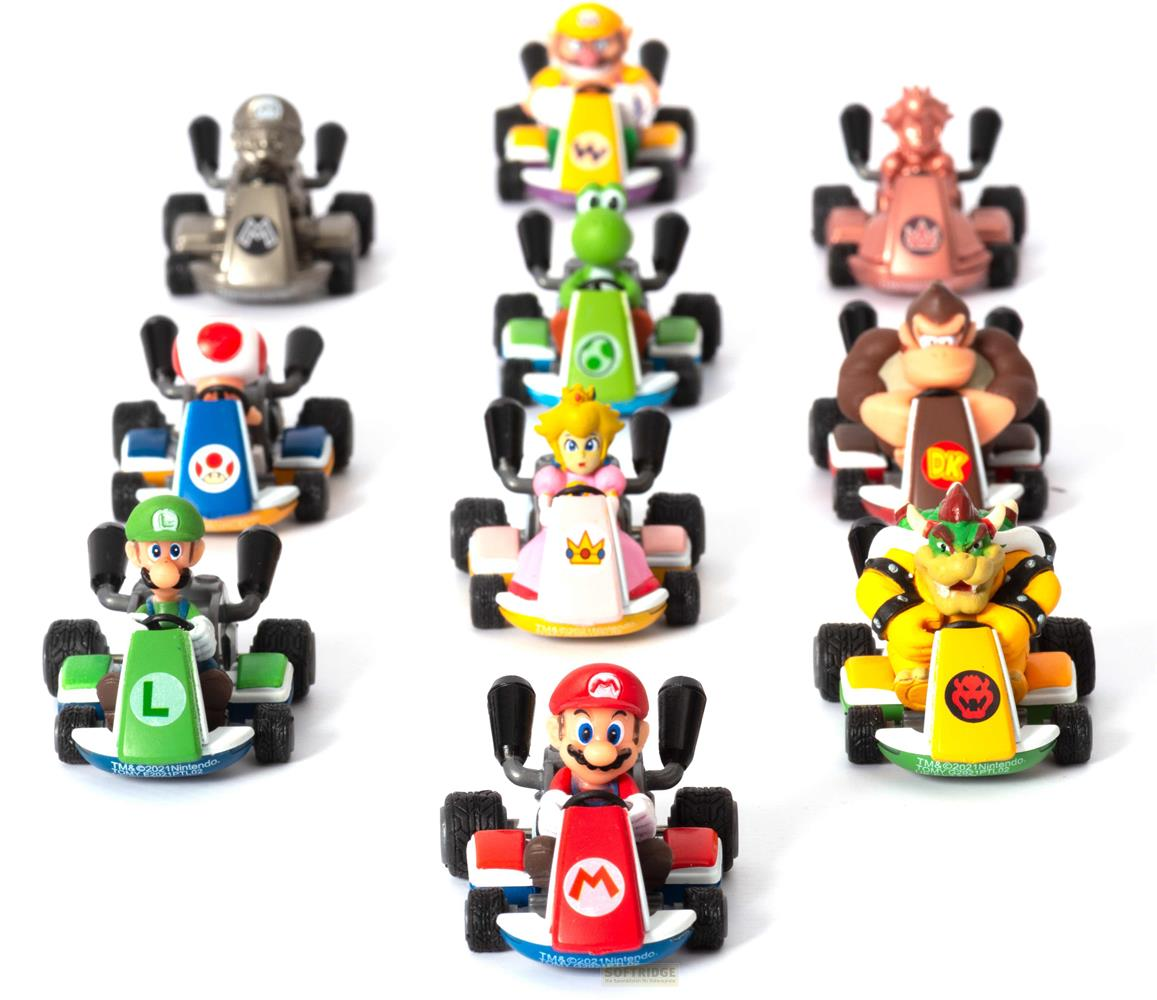 Figuras de Mario Kart en karts dispuestas en filas sobre fondo blanco.