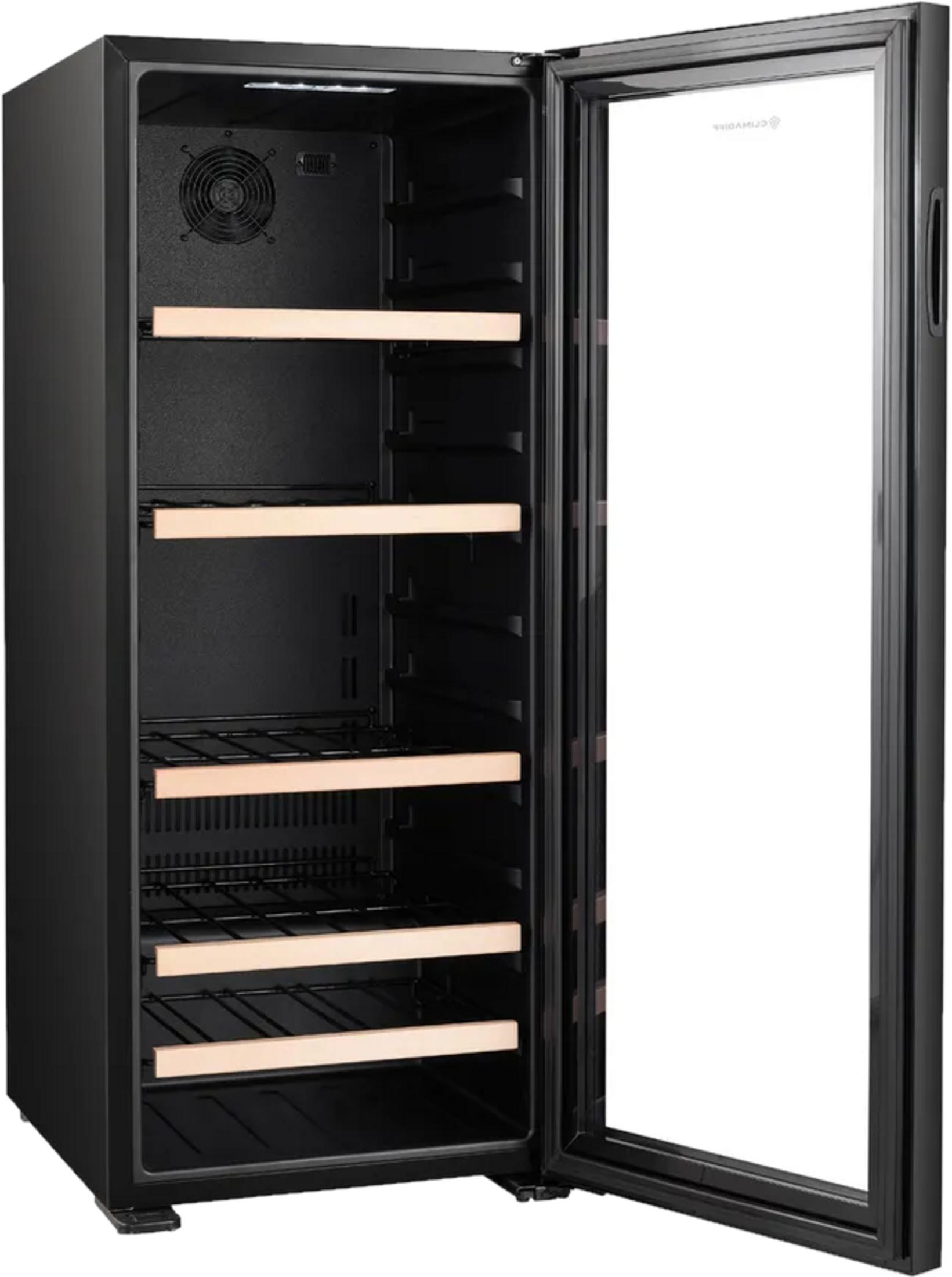 Ein schwarzer Weinkühlschrank mit Glastür, offen und leer, mit Regalen.