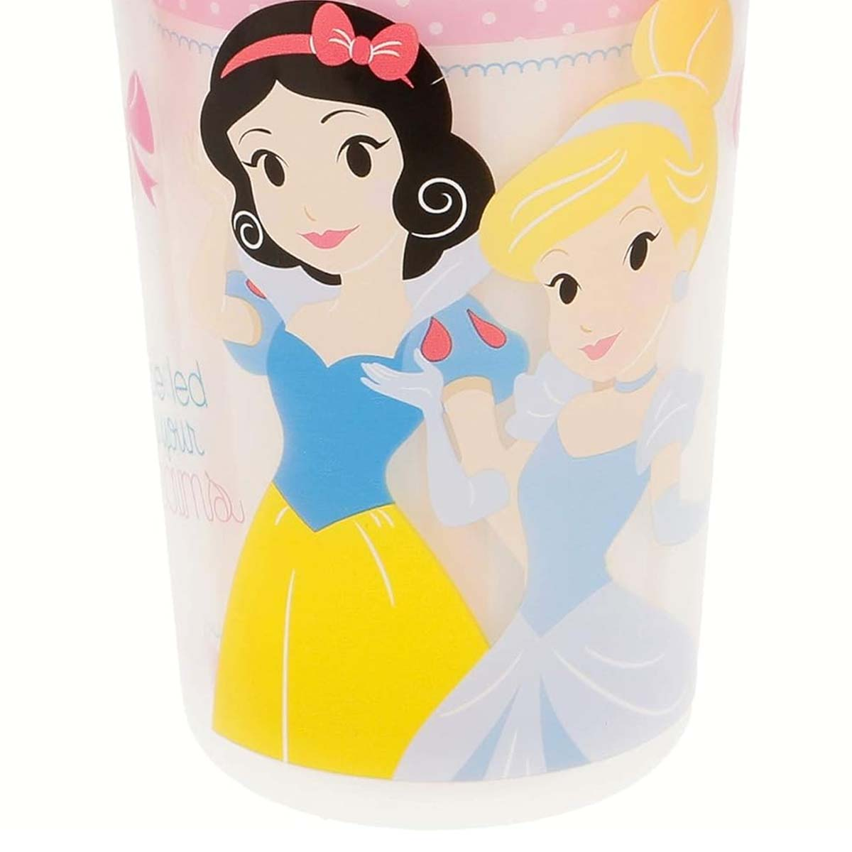 Biancaneve e Cenerentola su una tazza con sfondo a motivi rosa.