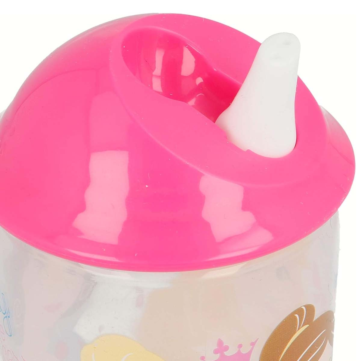 Primo piano di un tappo rosa per bicchierino con beccuccio bianco su una bottiglia trasparente con principesse.