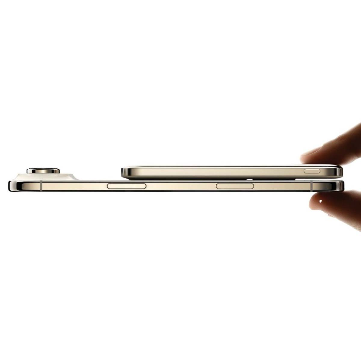 Goldene Smartphones werden von einer Hand auf weißem Hintergrund gehalten.