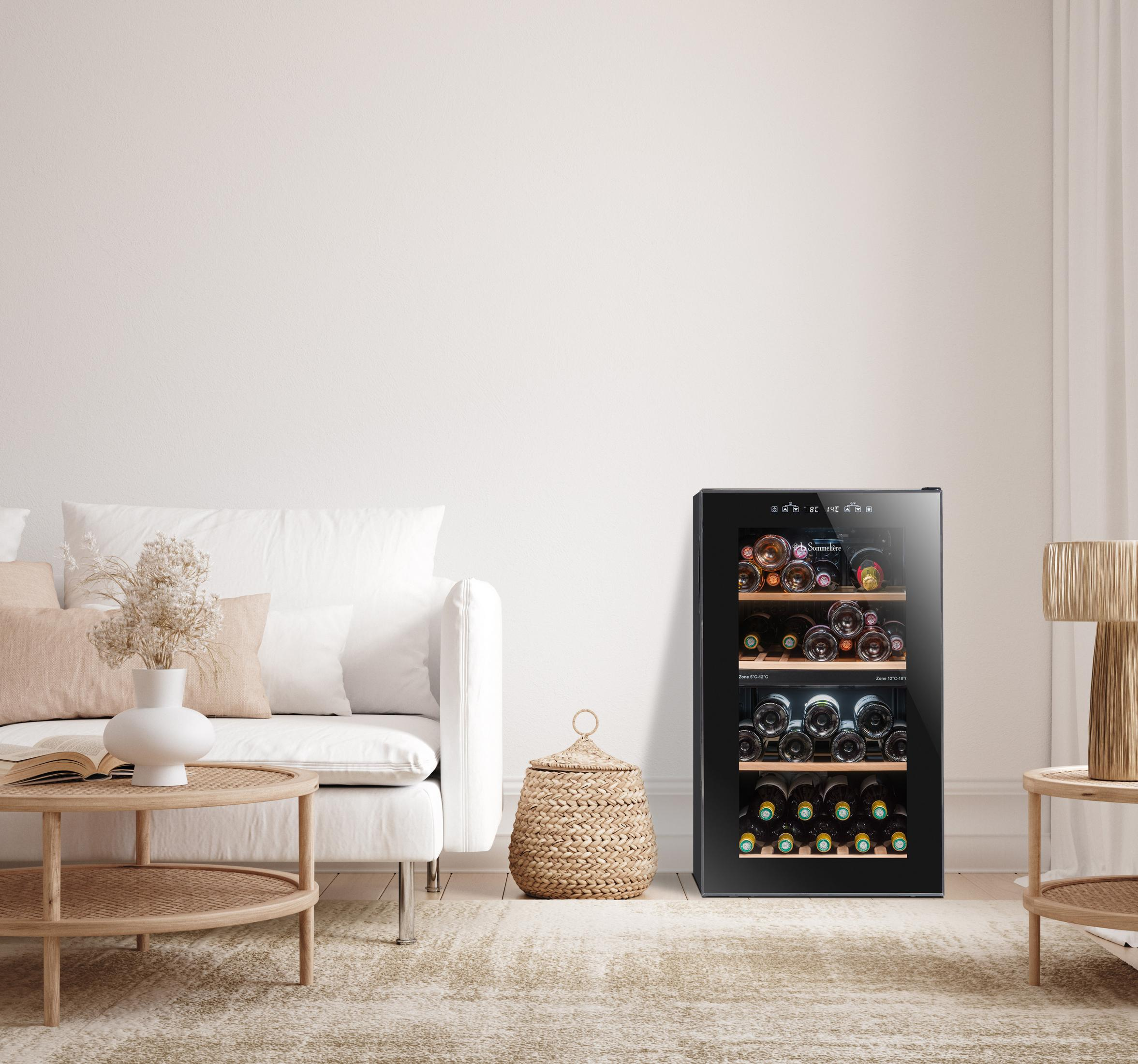 Ein moderner Wohnraum mit weißem Sofa, Couchtisch, Weinkühler und Lampe.