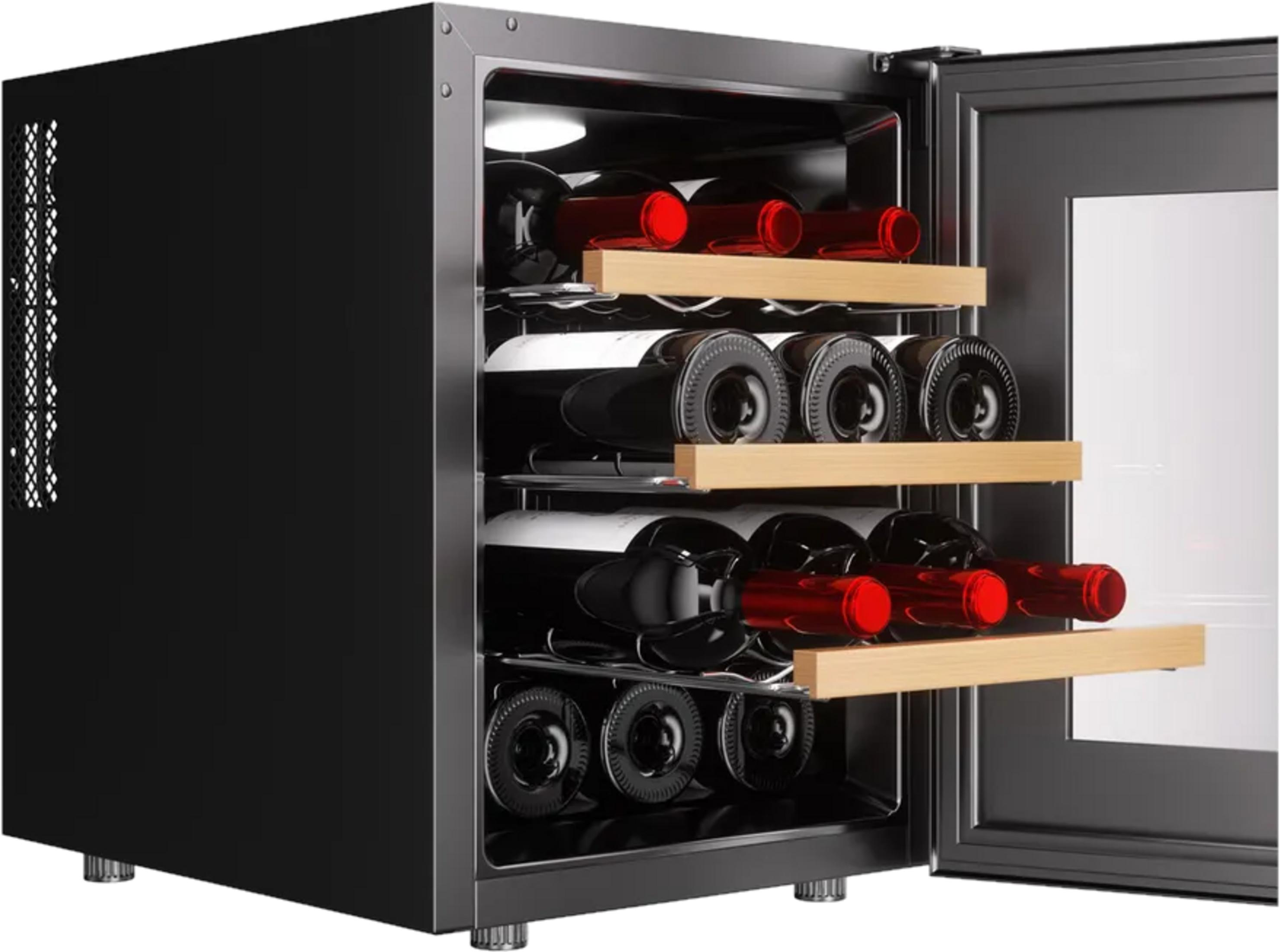 Ein schwarzer Weinkühlschrank mit offenen Türen, der Weinflaschen auf Holzregalen lagert.