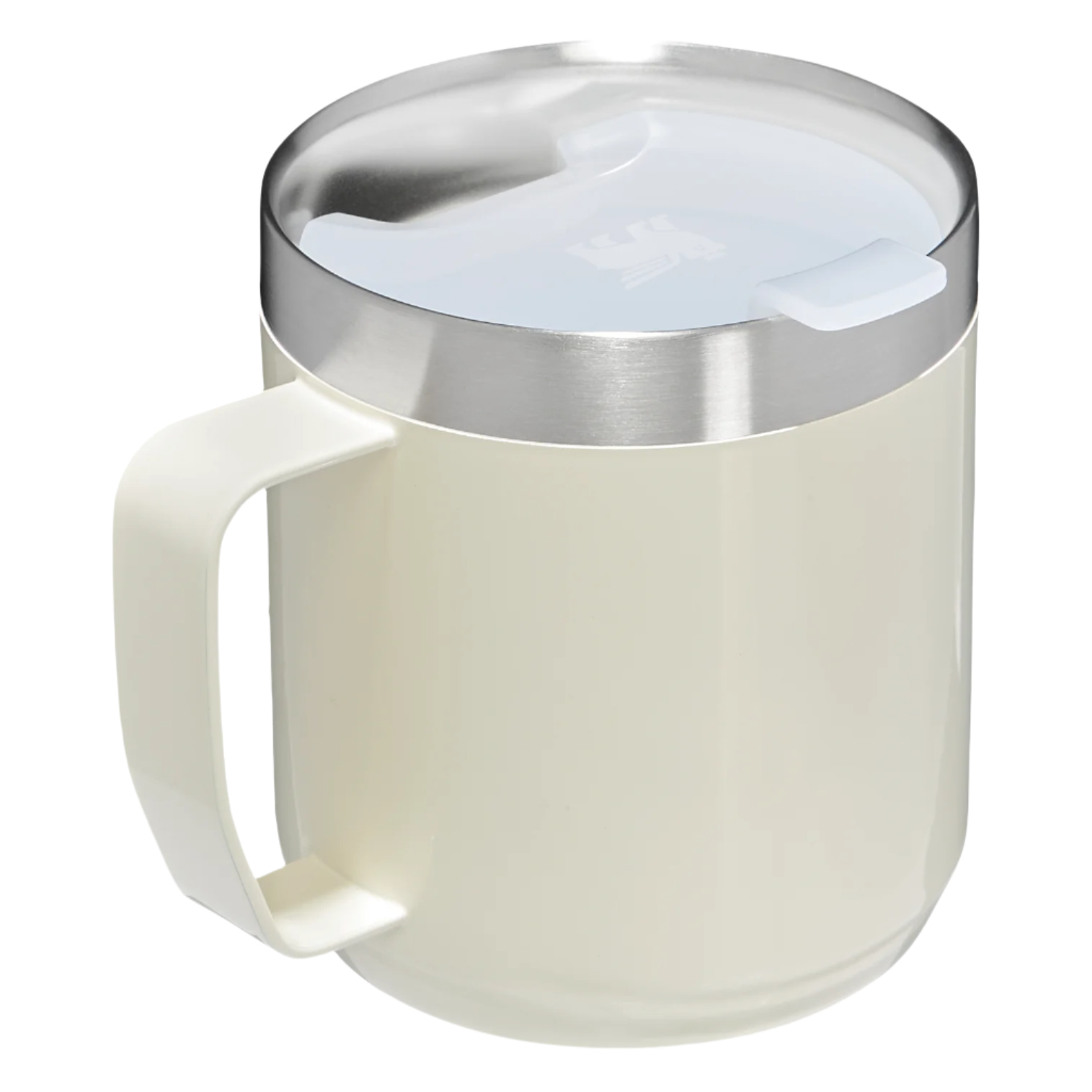 Eine cremefarbene Tasse mit silbernem Rand und weißem Deckel.