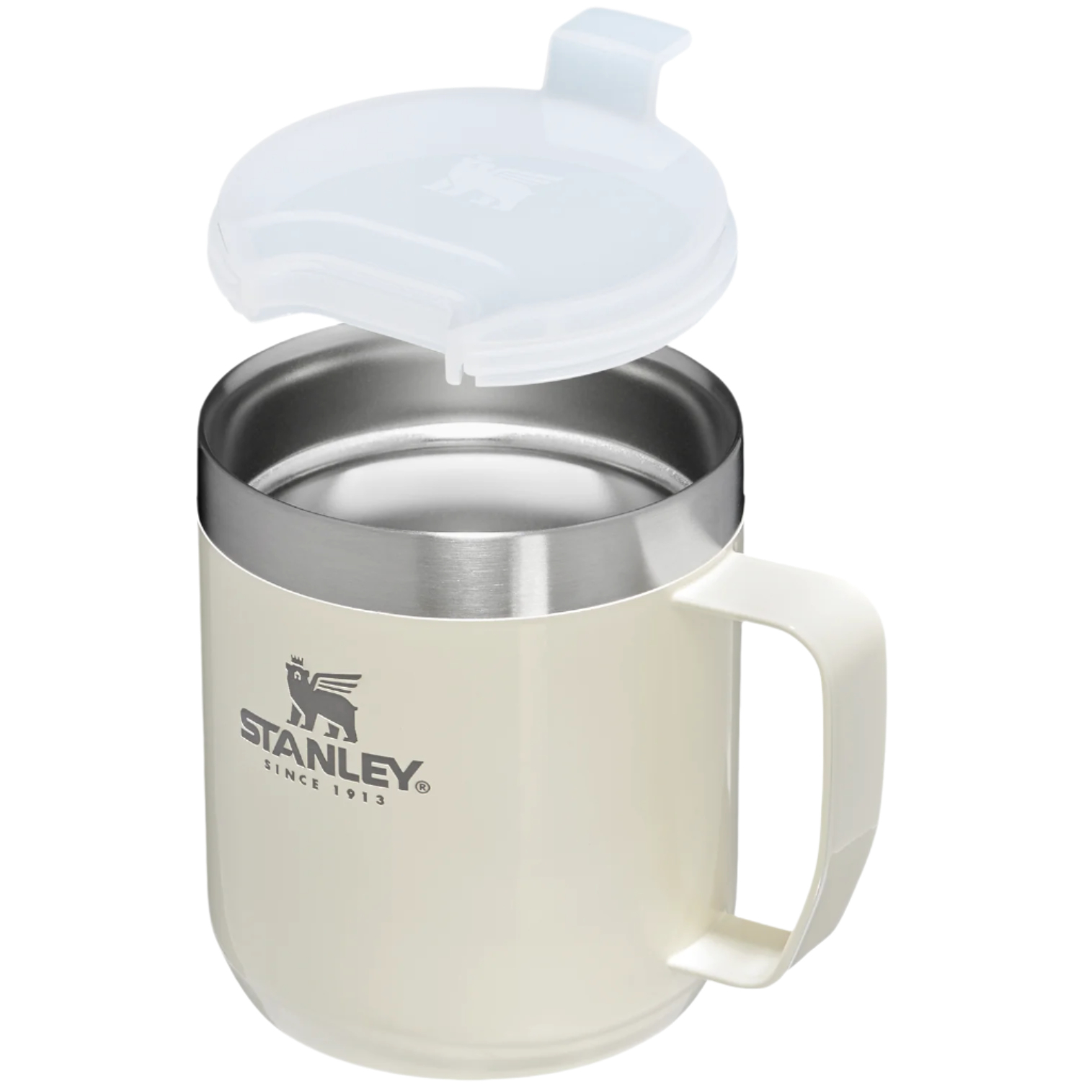 Eine cremefarbene Stanley-Tasse mit silbernem Rand und weißem Deckel.