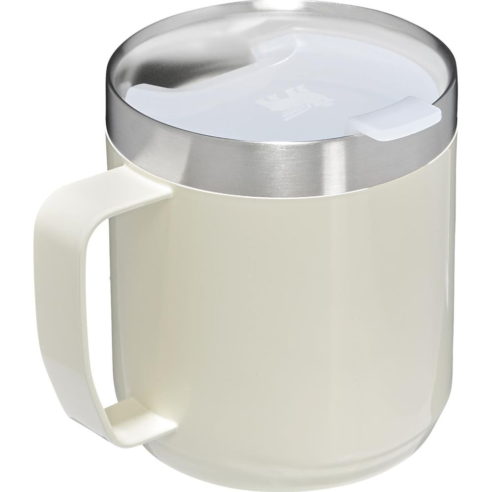 Eine cremefarbene Tasse mit silbernem Rand und weißem Deckel.
