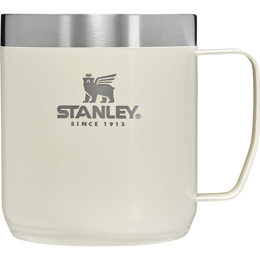 Eine cremefarbene Stanley-Tasse mit silbernem Rand und Henkel.
