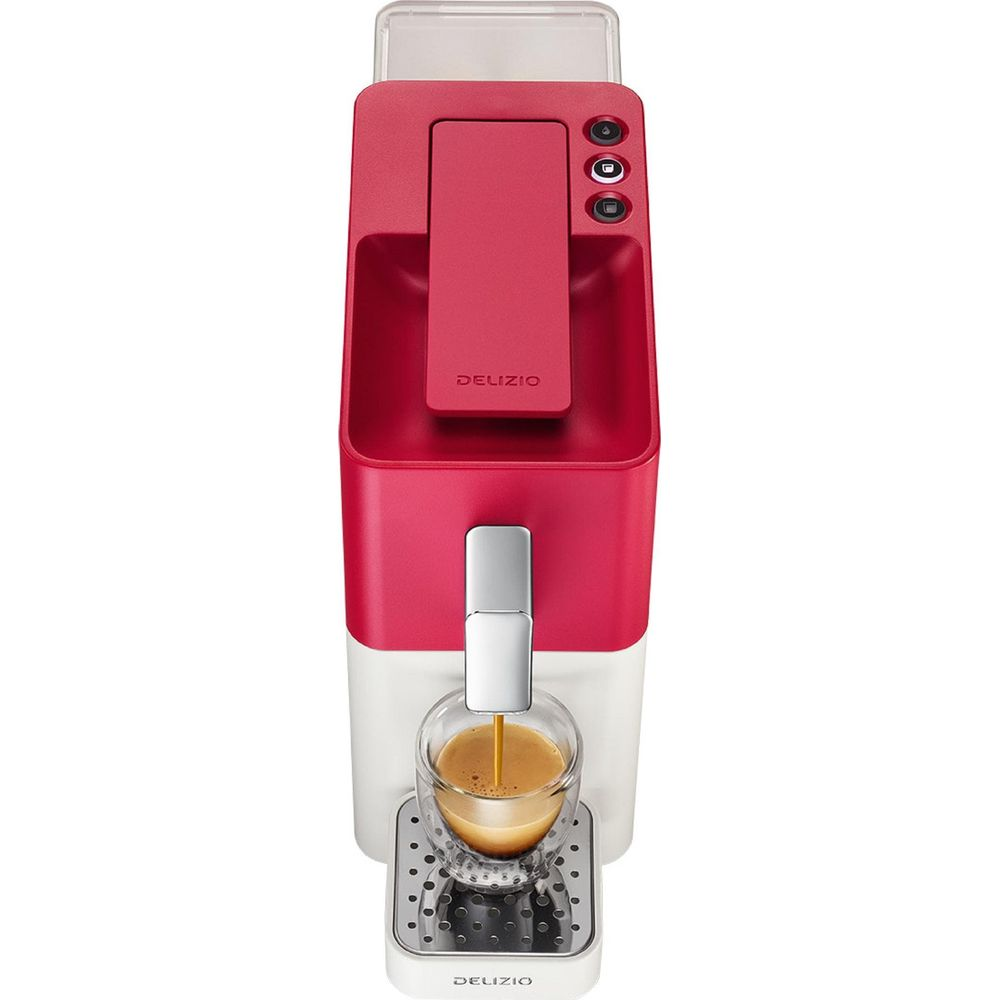 Eine rote und weiße Kaffeemaschine brüht Kaffee in ein Glas.