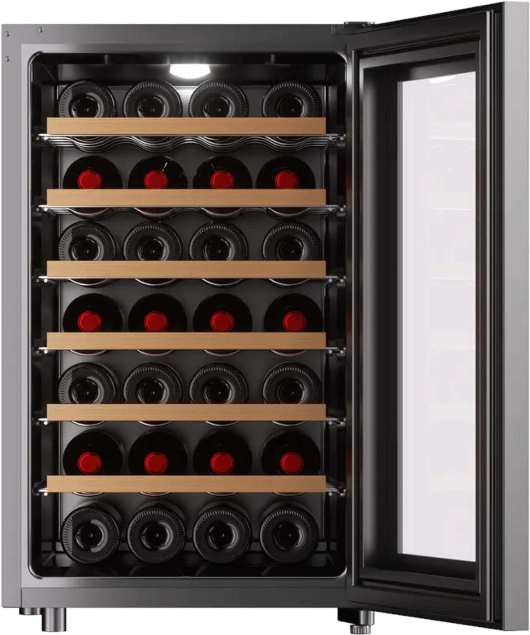 Ein offener Weinkühlschrank mit vielen Flaschen auf Holzböden.