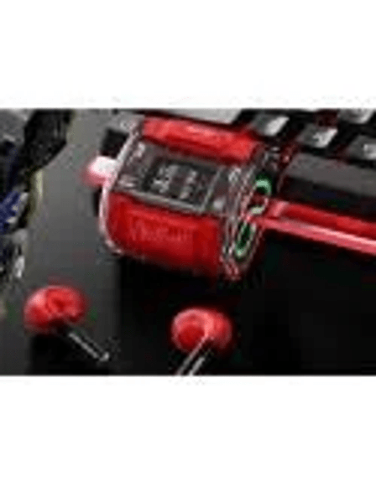 Auriculares rojos y teclado con dispositivo rojo.