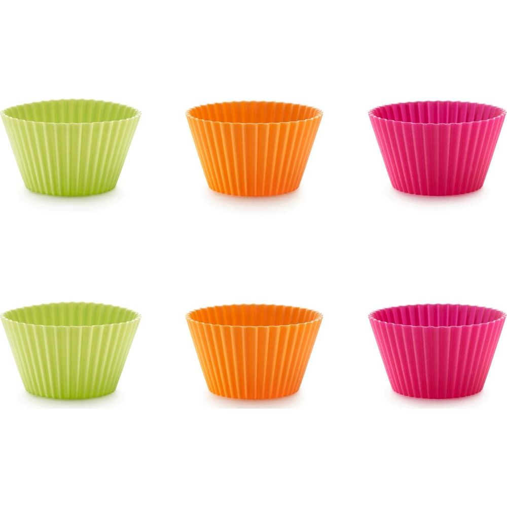 Six moules à muffins en silicone colorés, trois par rangée.