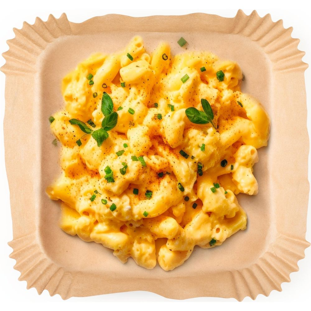 Mac and Cheese in einer Pappschale, garniert mit Kräutern und Pfeffer.