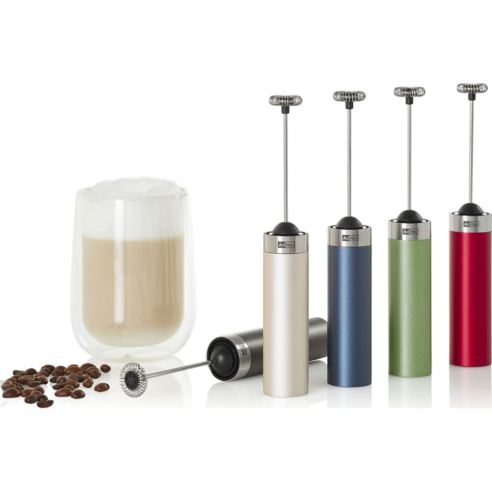 Grains de café, un verre de latte et quatre mousseurs à lait beige, bleu, vert et rouge.