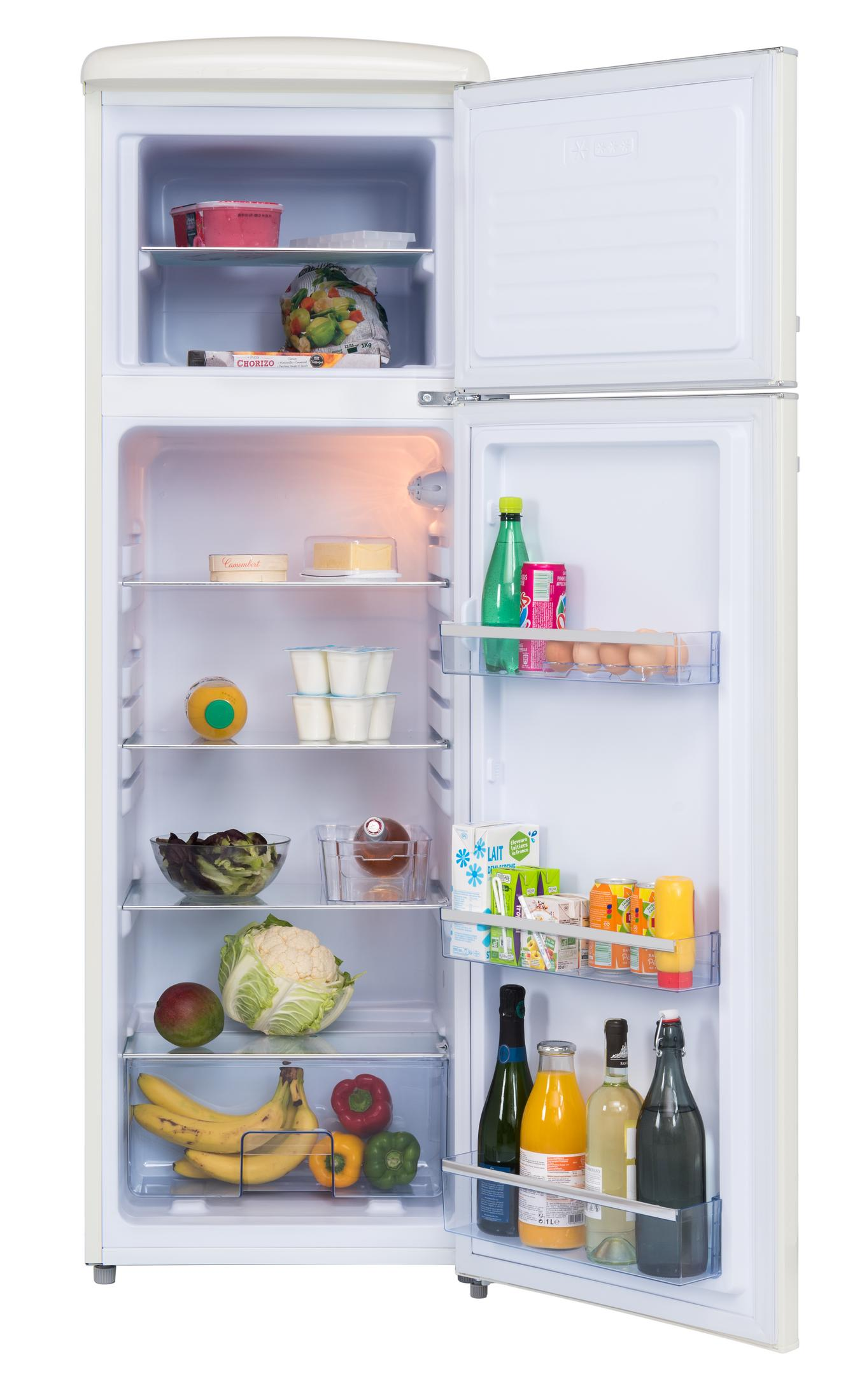 Ein offener Kühlschrank mit verschiedenen Lebensmitteln auf den Regalen und in den Türen.