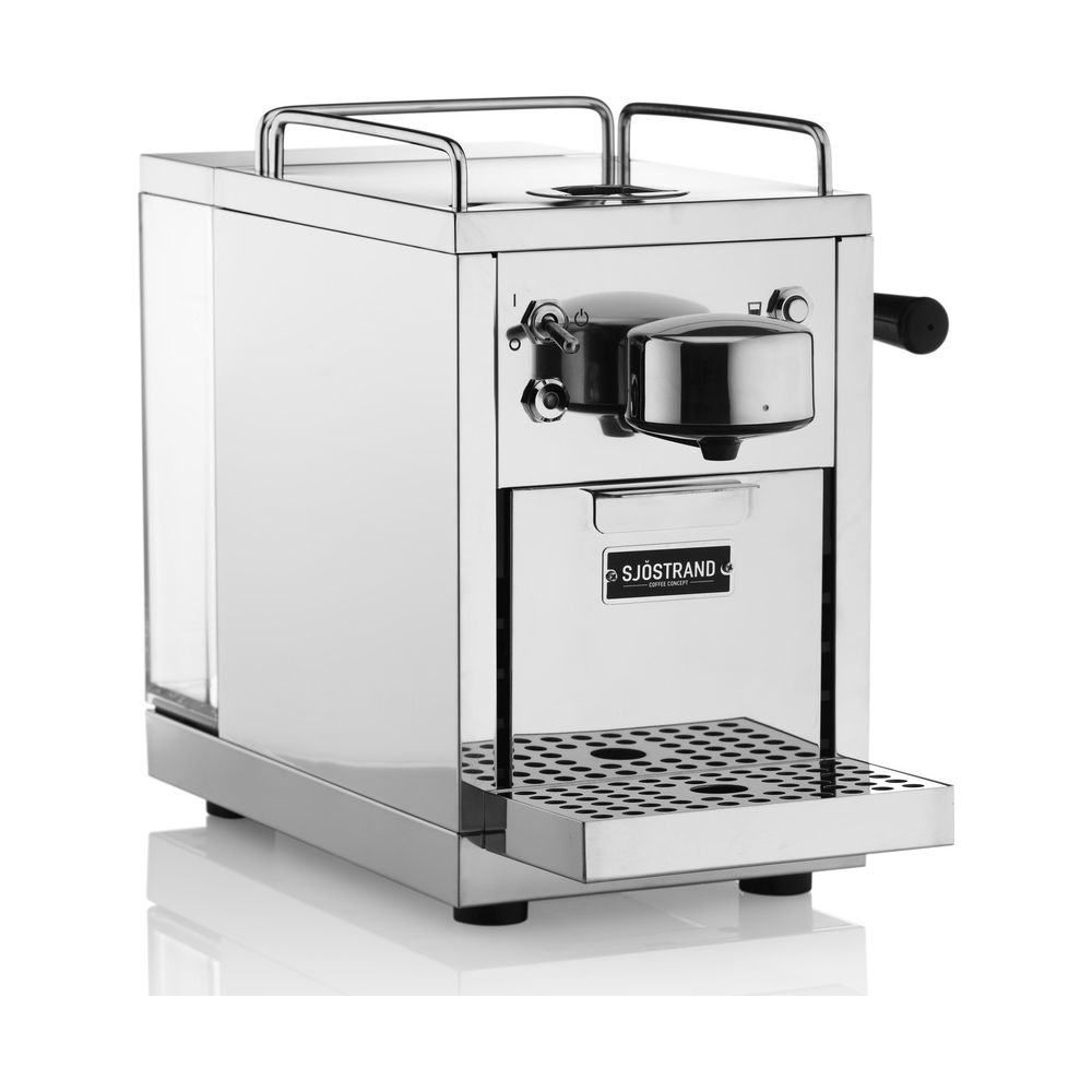 Chromfarbene Kaffeemaschine mit Wassertank und Tropfschale.