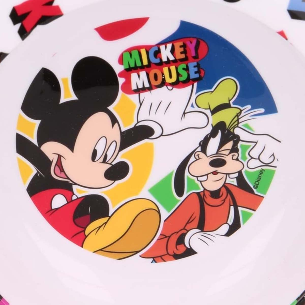 Mickey Mouse e Pippo su un piatto con forme geometriche colorate.