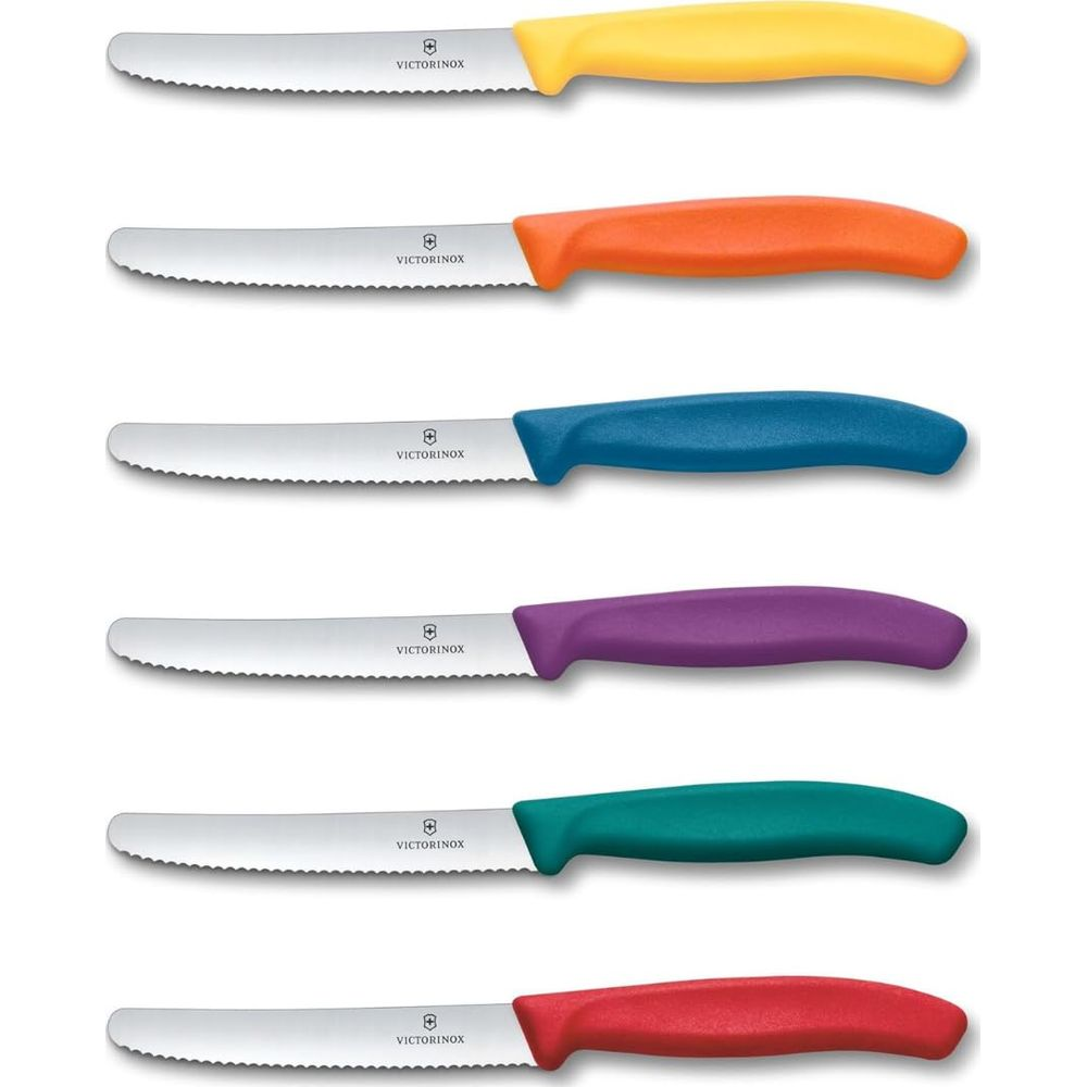 Sarı, turuncu, mavi, mor, turkuaz ve kırmızı renkli saplara sahip altı adet Victorinox tırtıklı bıçak.