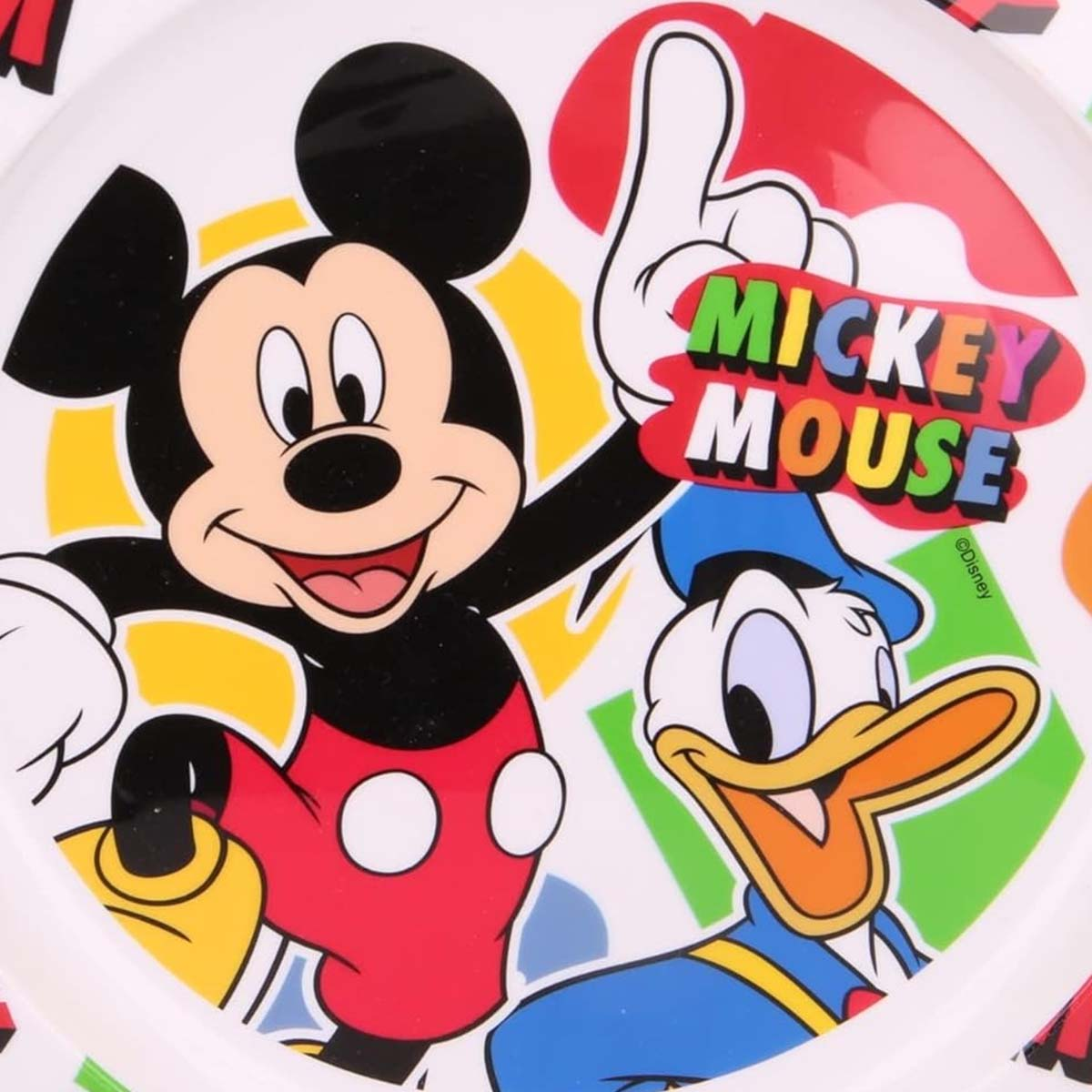 Topolino e Paperino su un piatto con forme geometriche colorate.