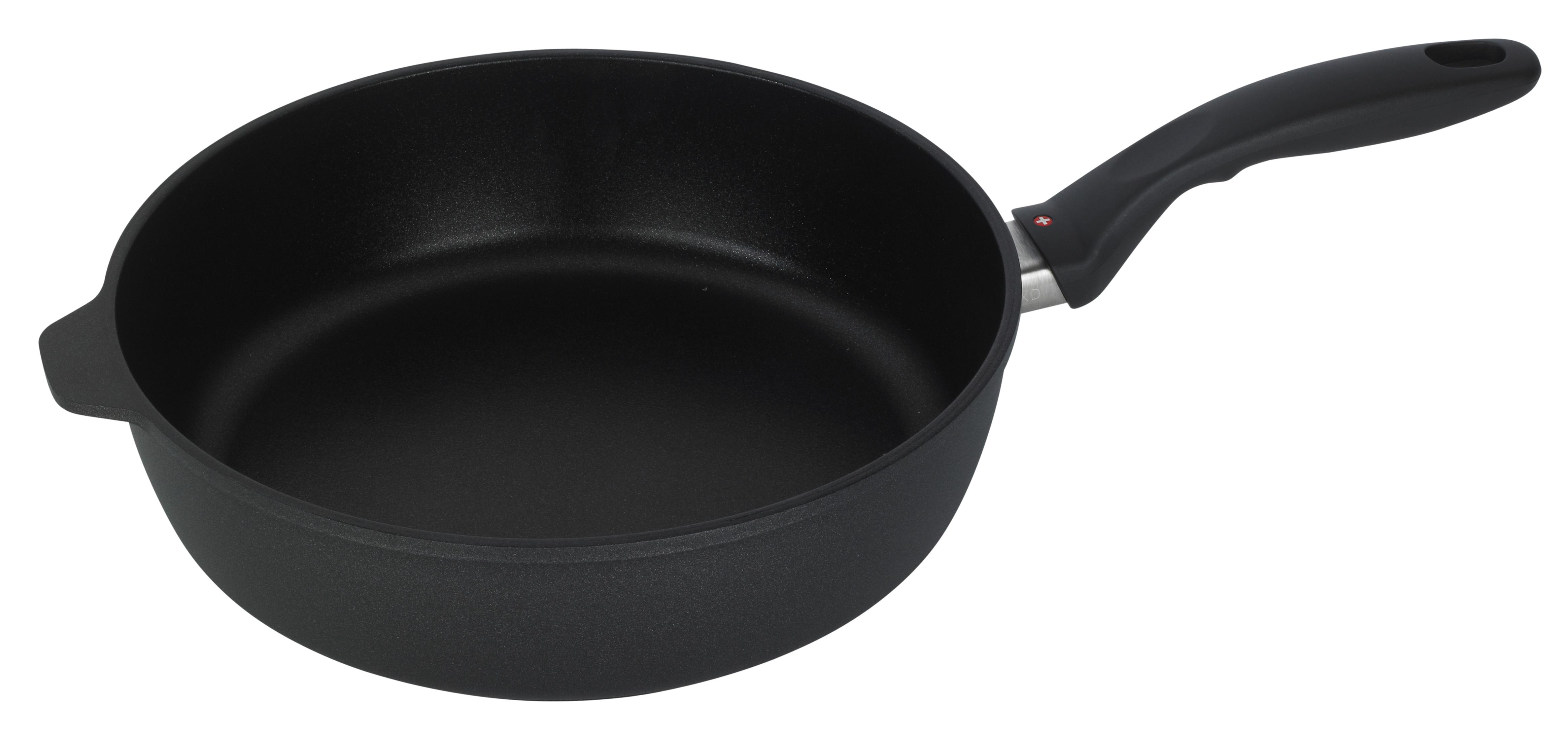 Une casserole noire avec un long manche sur fond blanc.