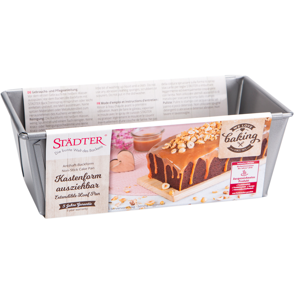 Graue, rechteckige Kastenform mit braunem Etikett und einem Kuchen darauf.